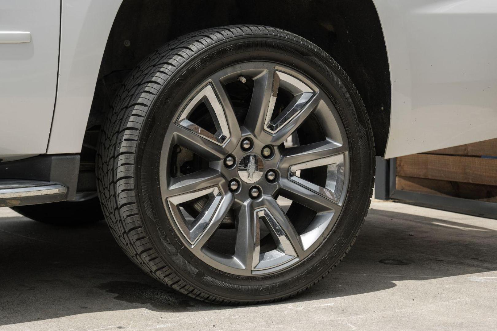 2016 WHITE Chevrolet Suburban LTZ 2WD (1GNSCJKC8GR) with an 5.3L V8 OHV 16V engine, 6-Speed Automatic transmission, located at 2401 E Main St., Grand Prairie, TX, 75050, (972) 262-4440, 32.748981, -96.969643 - Photo#56