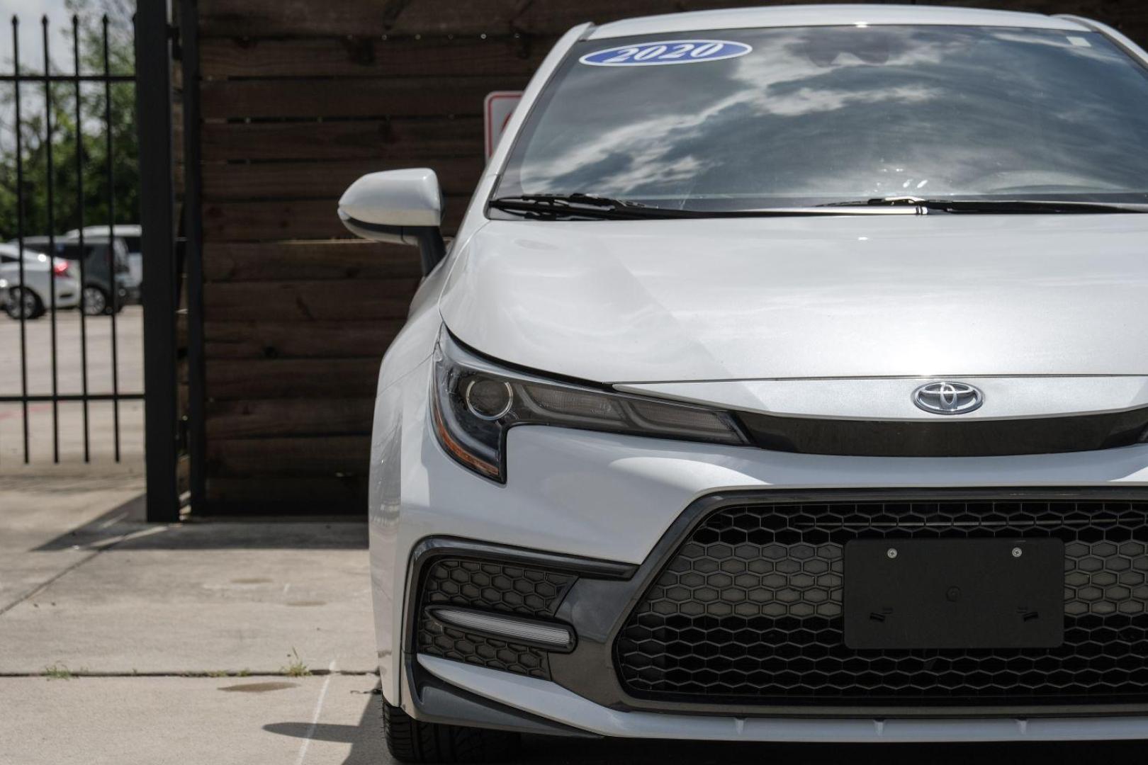 2020 WHITE Toyota Corolla SE (5YFS4RCE8LP) with an 2.0L L4 DOHC 16V engine, Continuously Variable Transmission transmission, located at 2401 E Main St., Grand Prairie, TX, 75050, (972) 262-4440, 32.748981, -96.969643 - Photo#44