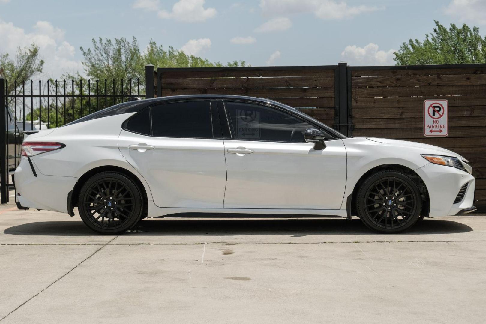 2020 white Toyota Camry XSE (4T1K61AK9LU) with an 2.5L L4 DOHC 16V engine, 8-Speed Automatic transmission, located at 2401 E Main St., Grand Prairie, TX, 75050, (972) 262-4440, 32.748981, -96.969643 - Photo#9