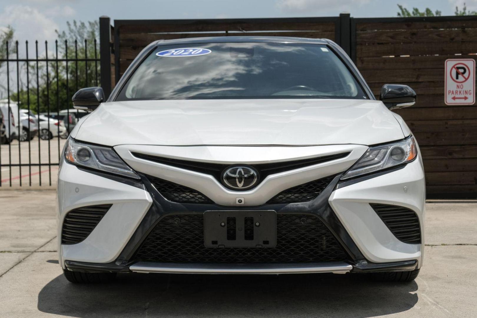 2020 white Toyota Camry XSE (4T1K61AK9LU) with an 2.5L L4 DOHC 16V engine, 8-Speed Automatic transmission, located at 2401 E Main St., Grand Prairie, TX, 75050, (972) 262-4440, 32.748981, -96.969643 - Photo#5