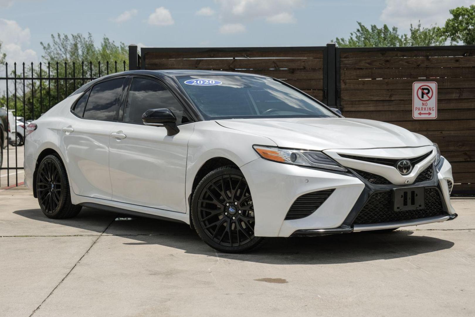 2020 white Toyota Camry XSE (4T1K61AK9LU) with an 2.5L L4 DOHC 16V engine, 8-Speed Automatic transmission, located at 2401 E Main St., Grand Prairie, TX, 75050, (972) 262-4440, 32.748981, -96.969643 - Photo#6