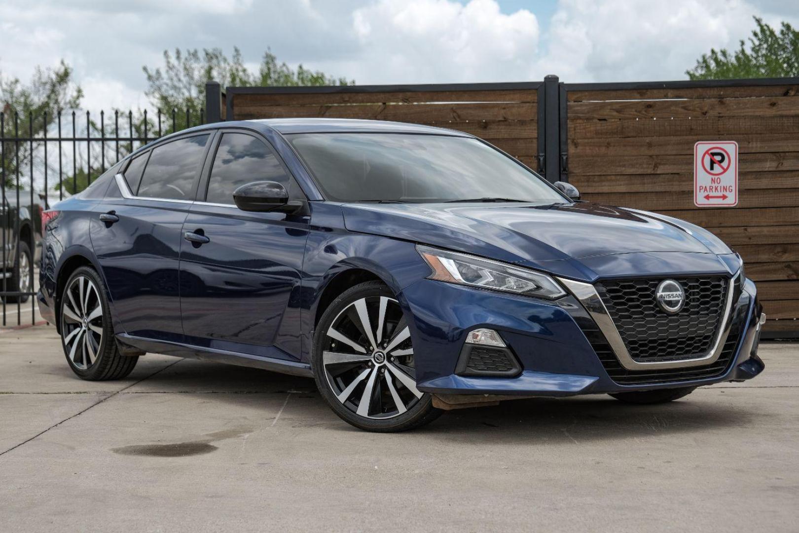 2020 BLUE Nissan Altima 2.5 SR (1N4BL4CV1LN) with an 2.5L L4 DOHC 16V engine, Continuously Variable Transmission transmission, located at 2401 E Main St., Grand Prairie, TX, 75050, (972) 262-4440, 32.748981, -96.969643 - Photo#5