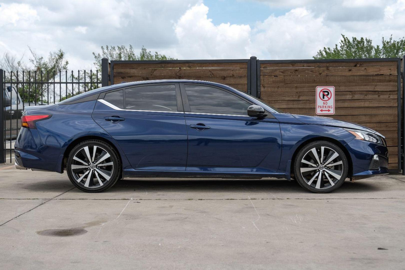 2020 BLUE Nissan Altima 2.5 SR (1N4BL4CV1LN) with an 2.5L L4 DOHC 16V engine, Continuously Variable Transmission transmission, located at 2401 E Main St., Grand Prairie, TX, 75050, (972) 262-4440, 32.748981, -96.969643 - Photo#8