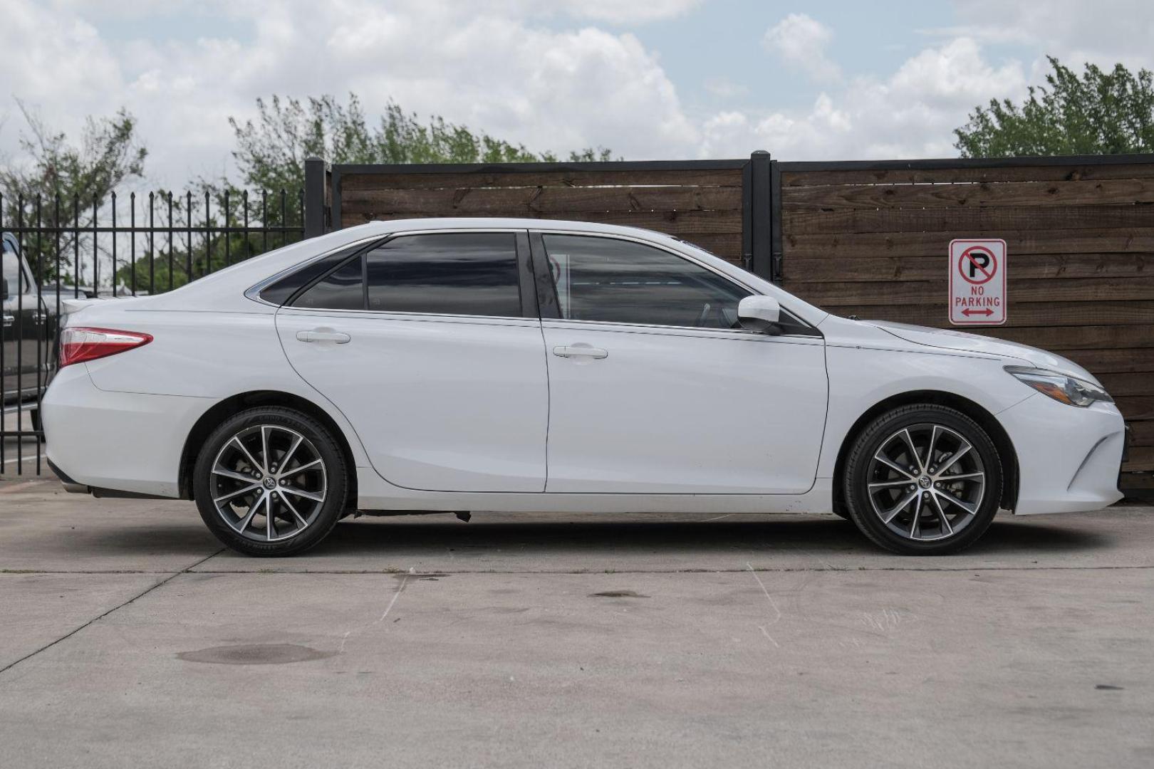 2015 WHITE Toyota Camry XSE (4T1BF1FK1FU) with an 2.5L L4 DOHC 16V engine, 6-Speed Automatic transmission, located at 2401 E Main St., Grand Prairie, TX, 75050, (972) 262-4440, 32.748981, -96.969643 - Photo#9