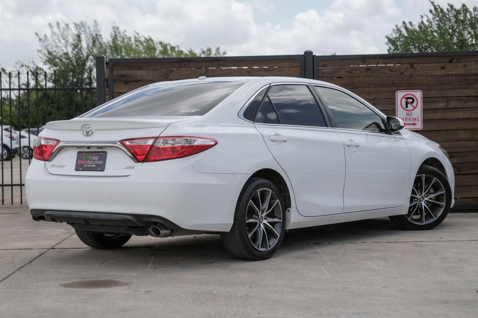 2015 WHITE Toyota Camry XSE (4T1BF1FK1FU) with an 2.5L L4 DOHC 16V engine, 6-Speed Automatic transmission, located at 2401 E Main St., Grand Prairie, TX, 75050, (972) 262-4440, 32.748981, -96.969643 - Photo#10