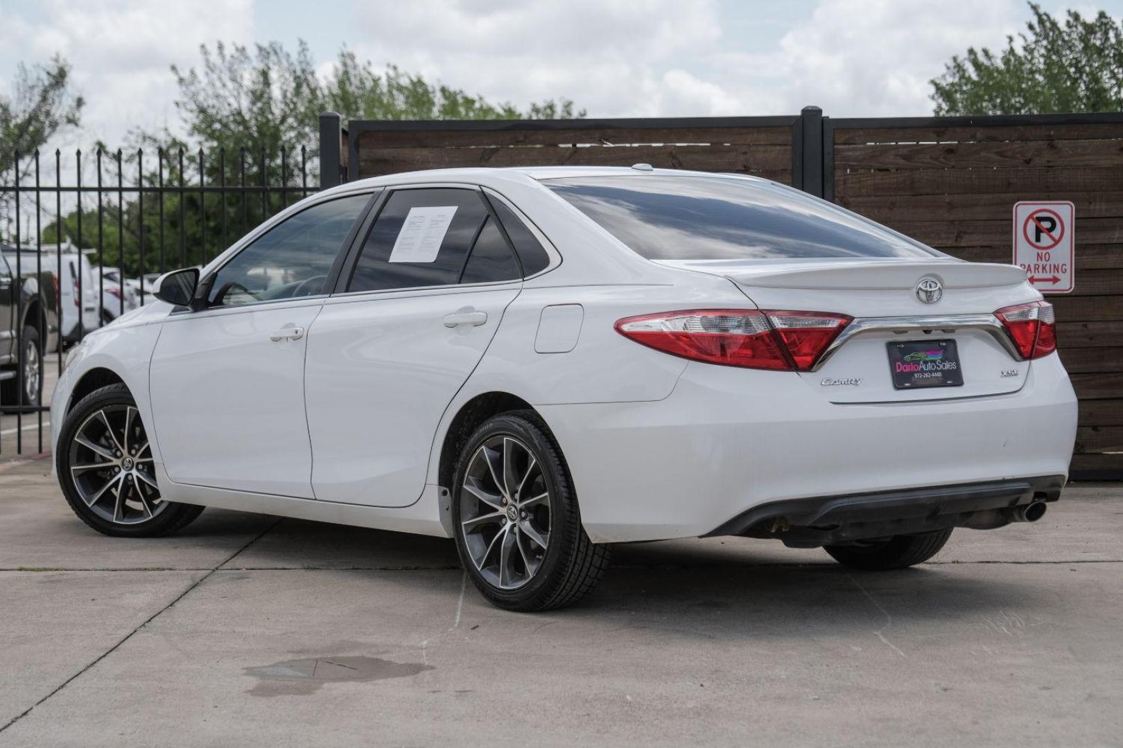 2015 WHITE Toyota Camry XSE (4T1BF1FK1FU) with an 2.5L L4 DOHC 16V engine, 6-Speed Automatic transmission, located at 2401 E Main St., Grand Prairie, TX, 75050, (972) 262-4440, 32.748981, -96.969643 - Photo#12