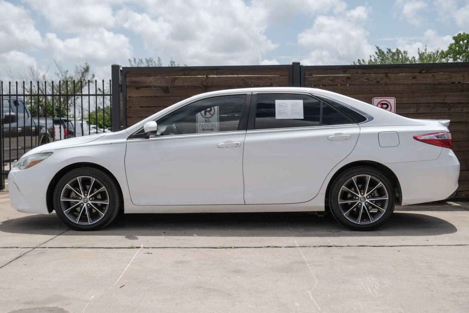 2015 WHITE Toyota Camry XSE (4T1BF1FK1FU) with an 2.5L L4 DOHC 16V engine, 6-Speed Automatic transmission, located at 2401 E Main St., Grand Prairie, TX, 75050, (972) 262-4440, 32.748981, -96.969643 - Photo#15