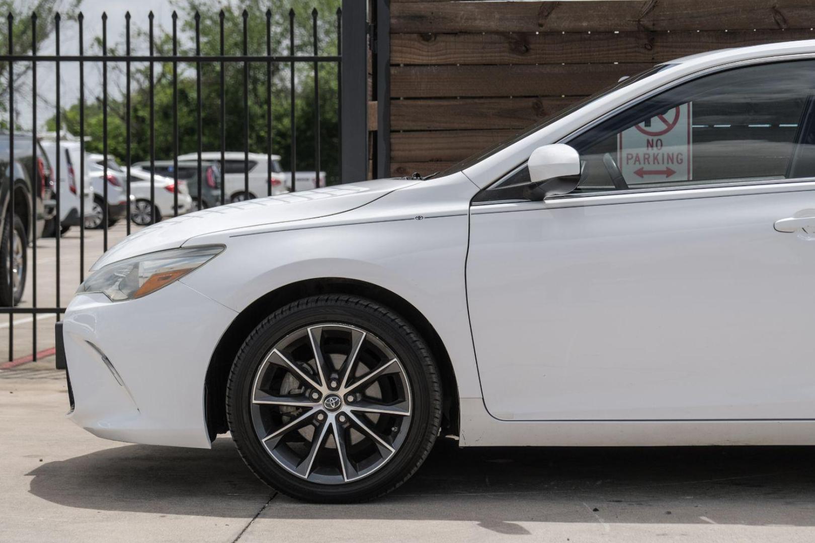 2015 WHITE Toyota Camry XSE (4T1BF1FK1FU) with an 2.5L L4 DOHC 16V engine, 6-Speed Automatic transmission, located at 2401 E Main St., Grand Prairie, TX, 75050, (972) 262-4440, 32.748981, -96.969643 - Photo#16