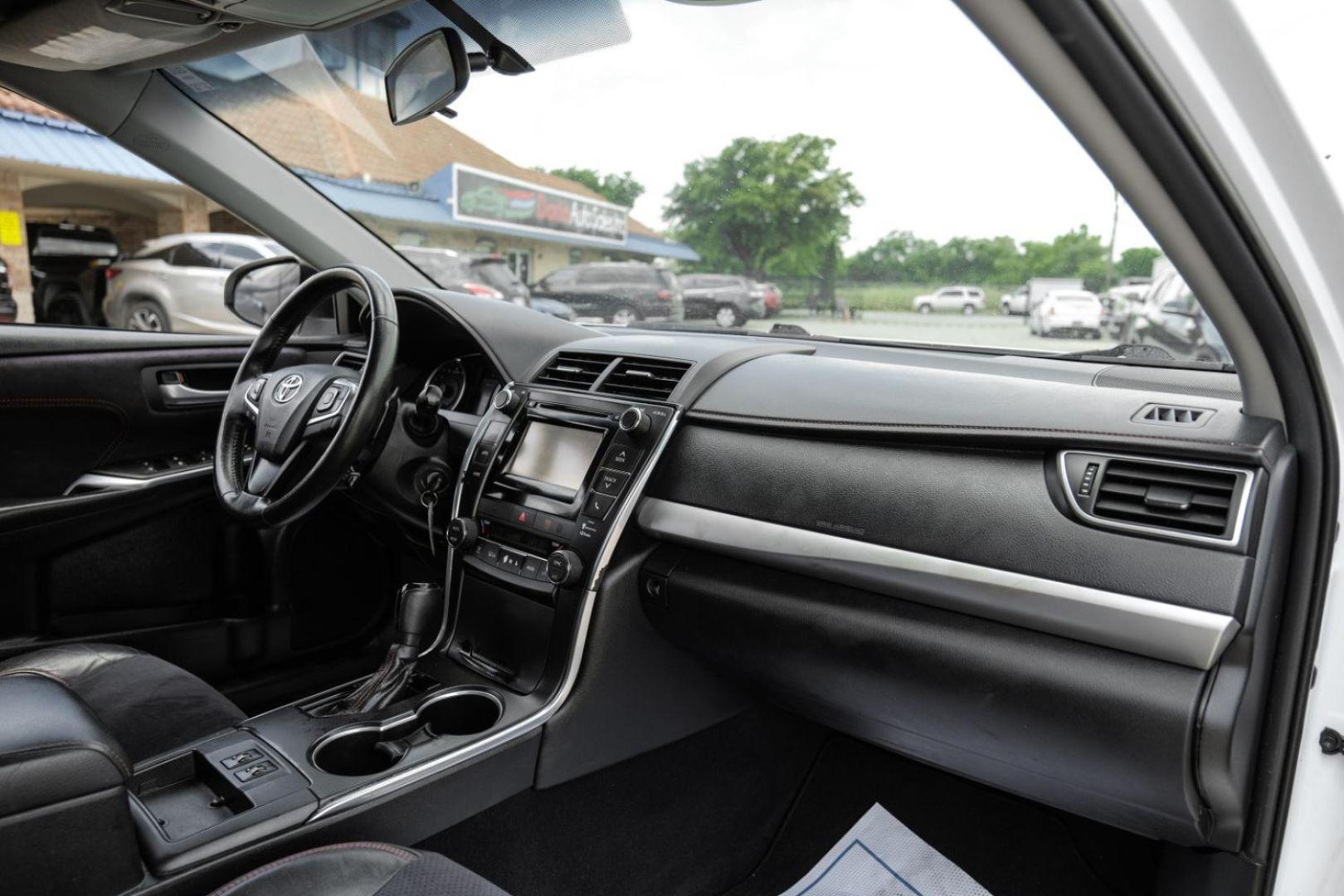 2015 WHITE Toyota Camry XSE (4T1BF1FK1FU) with an 2.5L L4 DOHC 16V engine, 6-Speed Automatic transmission, located at 2401 E Main St., Grand Prairie, TX, 75050, (972) 262-4440, 32.748981, -96.969643 - Photo#18