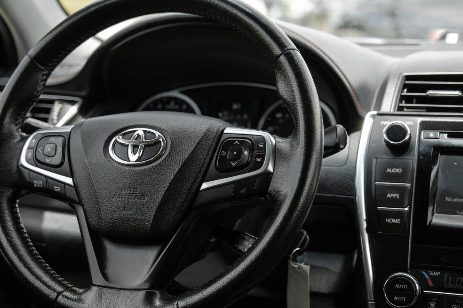 2015 WHITE Toyota Camry XSE (4T1BF1FK1FU) with an 2.5L L4 DOHC 16V engine, 6-Speed Automatic transmission, located at 2401 E Main St., Grand Prairie, TX, 75050, (972) 262-4440, 32.748981, -96.969643 - Photo#23