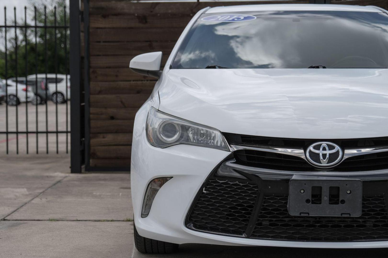 2015 WHITE Toyota Camry XSE (4T1BF1FK1FU) with an 2.5L L4 DOHC 16V engine, 6-Speed Automatic transmission, located at 2401 E Main St., Grand Prairie, TX, 75050, (972) 262-4440, 32.748981, -96.969643 - Photo#46