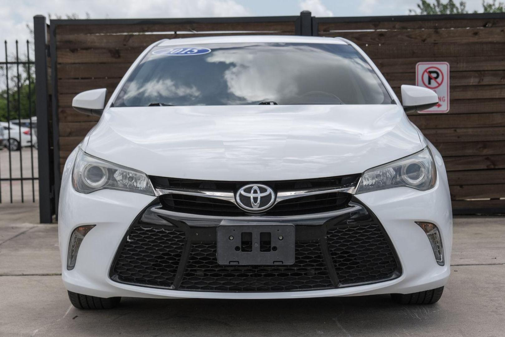 2015 WHITE Toyota Camry XSE (4T1BF1FK1FU) with an 2.5L L4 DOHC 16V engine, 6-Speed Automatic transmission, located at 2401 E Main St., Grand Prairie, TX, 75050, (972) 262-4440, 32.748981, -96.969643 - Photo#5