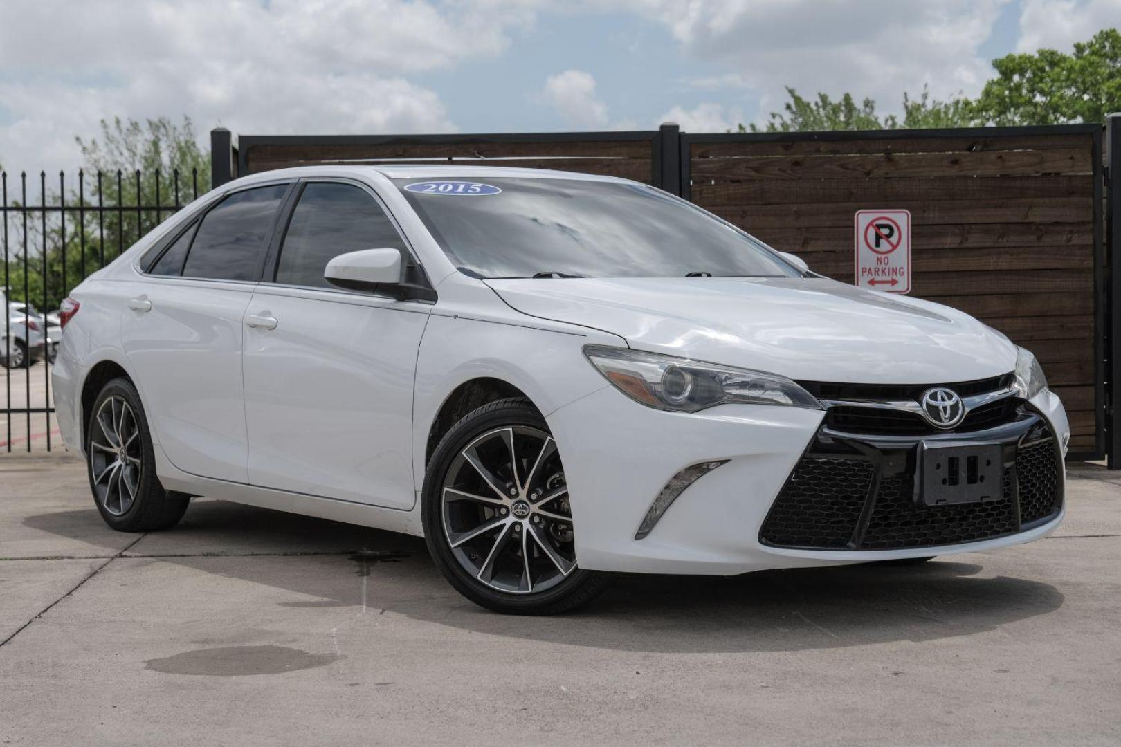 2015 WHITE Toyota Camry XSE (4T1BF1FK1FU) with an 2.5L L4 DOHC 16V engine, 6-Speed Automatic transmission, located at 2401 E Main St., Grand Prairie, TX, 75050, (972) 262-4440, 32.748981, -96.969643 - Photo#6