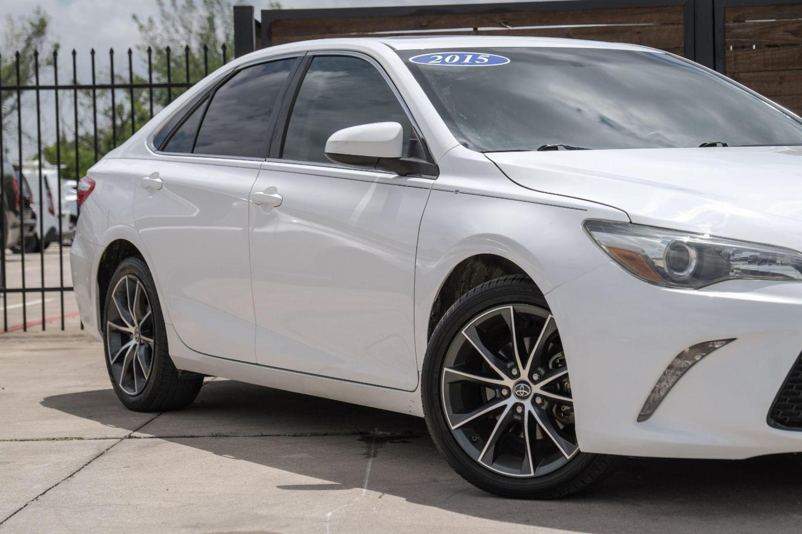 2015 WHITE Toyota Camry XSE (4T1BF1FK1FU) with an 2.5L L4 DOHC 16V engine, 6-Speed Automatic transmission, located at 2401 E Main St., Grand Prairie, TX, 75050, (972) 262-4440, 32.748981, -96.969643 - Photo#7