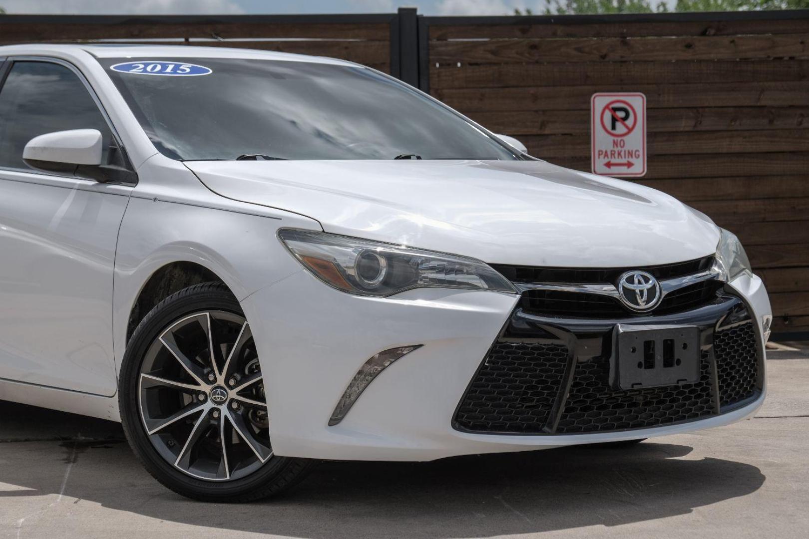 2015 WHITE Toyota Camry XSE (4T1BF1FK1FU) with an 2.5L L4 DOHC 16V engine, 6-Speed Automatic transmission, located at 2401 E Main St., Grand Prairie, TX, 75050, (972) 262-4440, 32.748981, -96.969643 - Photo#8