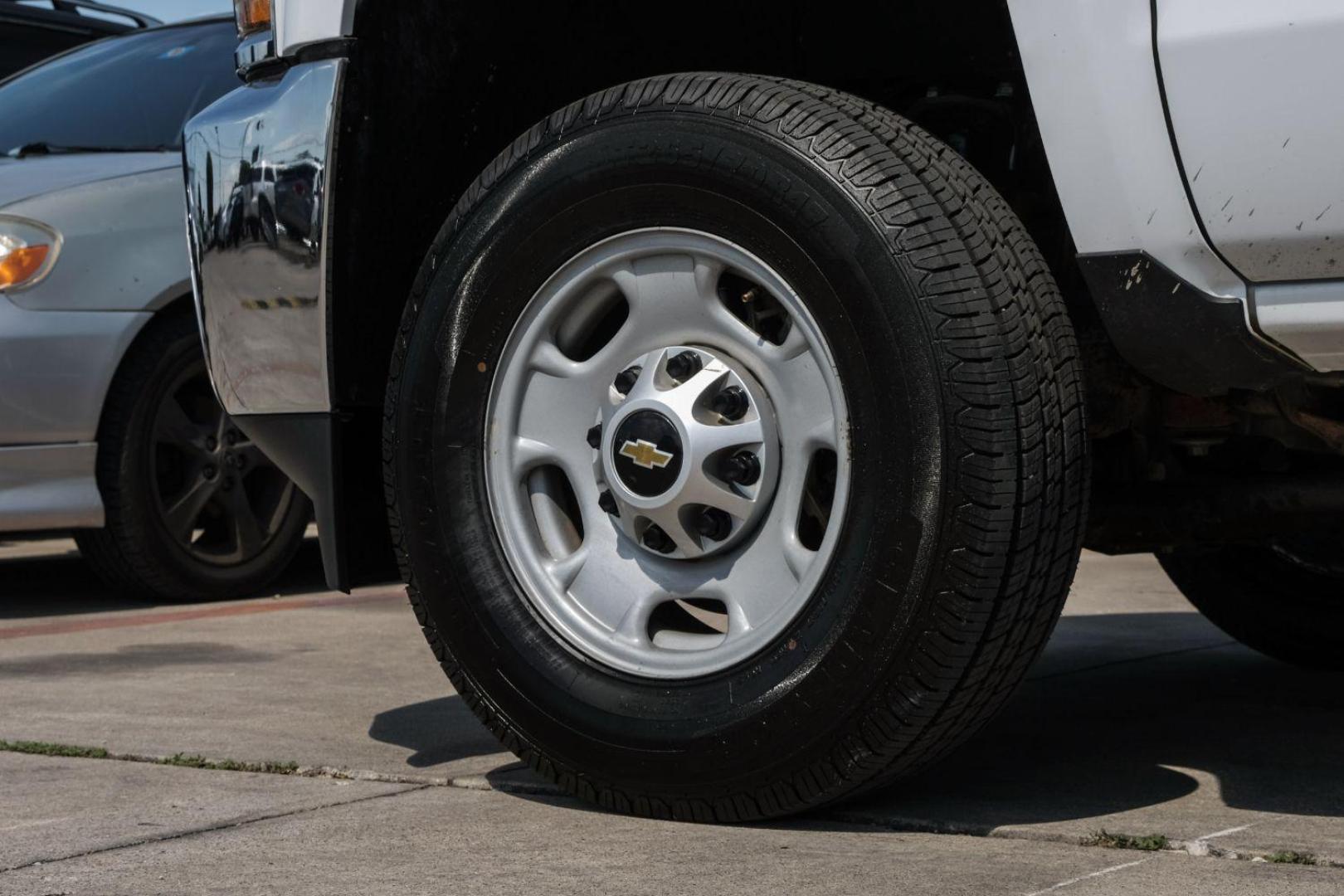 2019 white Chevrolet Silverado 2500HD Work Truck Double Cab Long Box 4WD (2GC2KREGXK1) with an 6.0L V8 OHV 16V engine, 6-Speed Automatic transmission, located at 2401 E Main St., Grand Prairie, TX, 75050, (972) 262-4440, 32.748981, -96.969643 - Photo#59