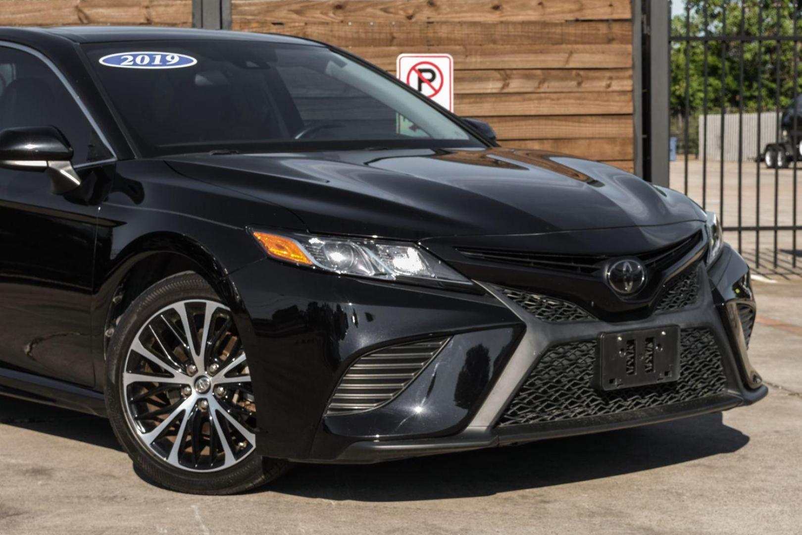 2019 black Toyota Camry SE (4T1B11HK5KU) with an 2.5L L4 DOHC 16V engine, 8-Speed Automatic transmission, located at 2401 E Main St., Grand Prairie, TX, 75050, (972) 262-4440, 32.748981, -96.969643 - Photo#10