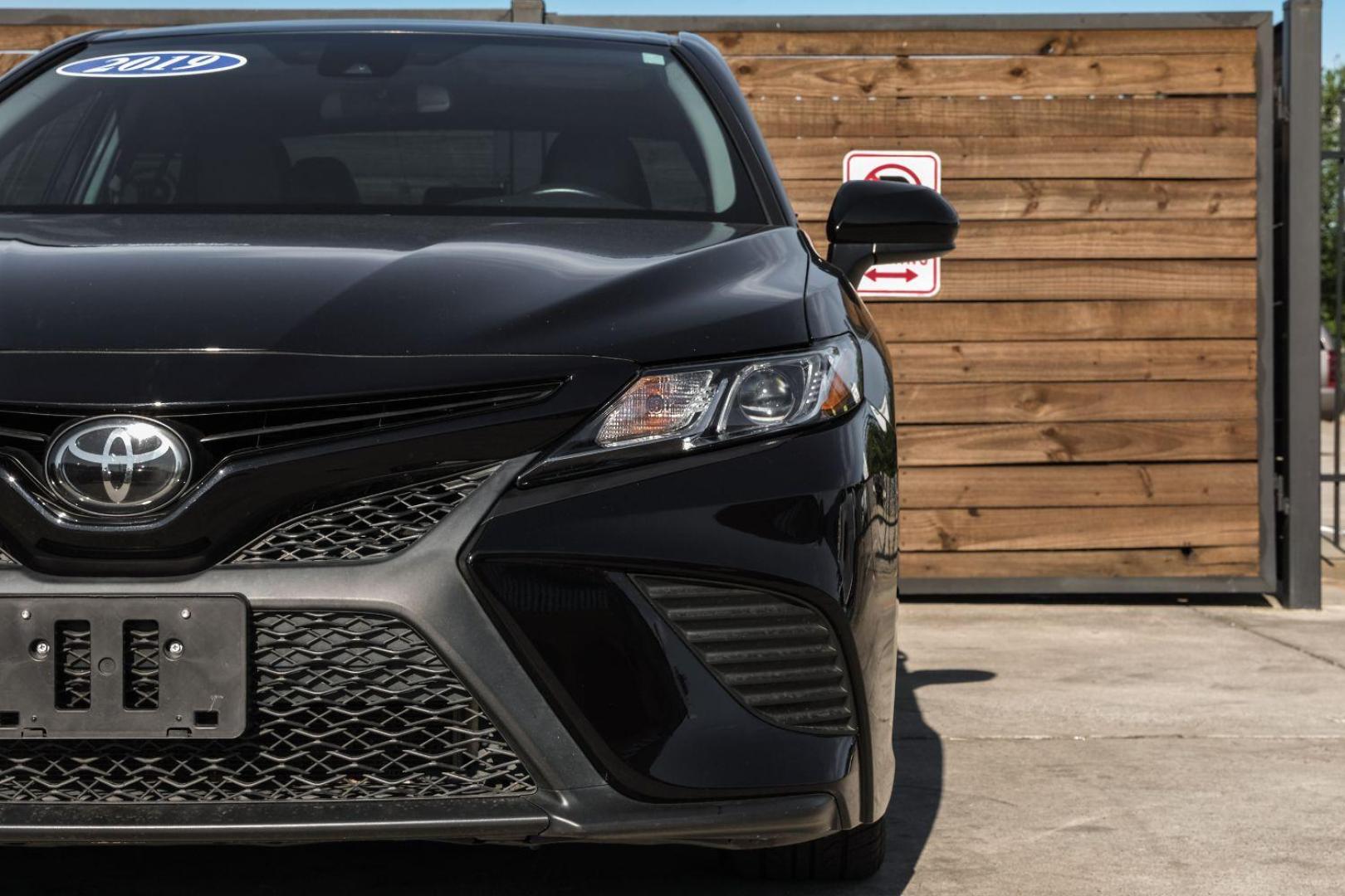 2019 black Toyota Camry SE (4T1B11HK5KU) with an 2.5L L4 DOHC 16V engine, 8-Speed Automatic transmission, located at 2401 E Main St., Grand Prairie, TX, 75050, (972) 262-4440, 32.748981, -96.969643 - Photo#53