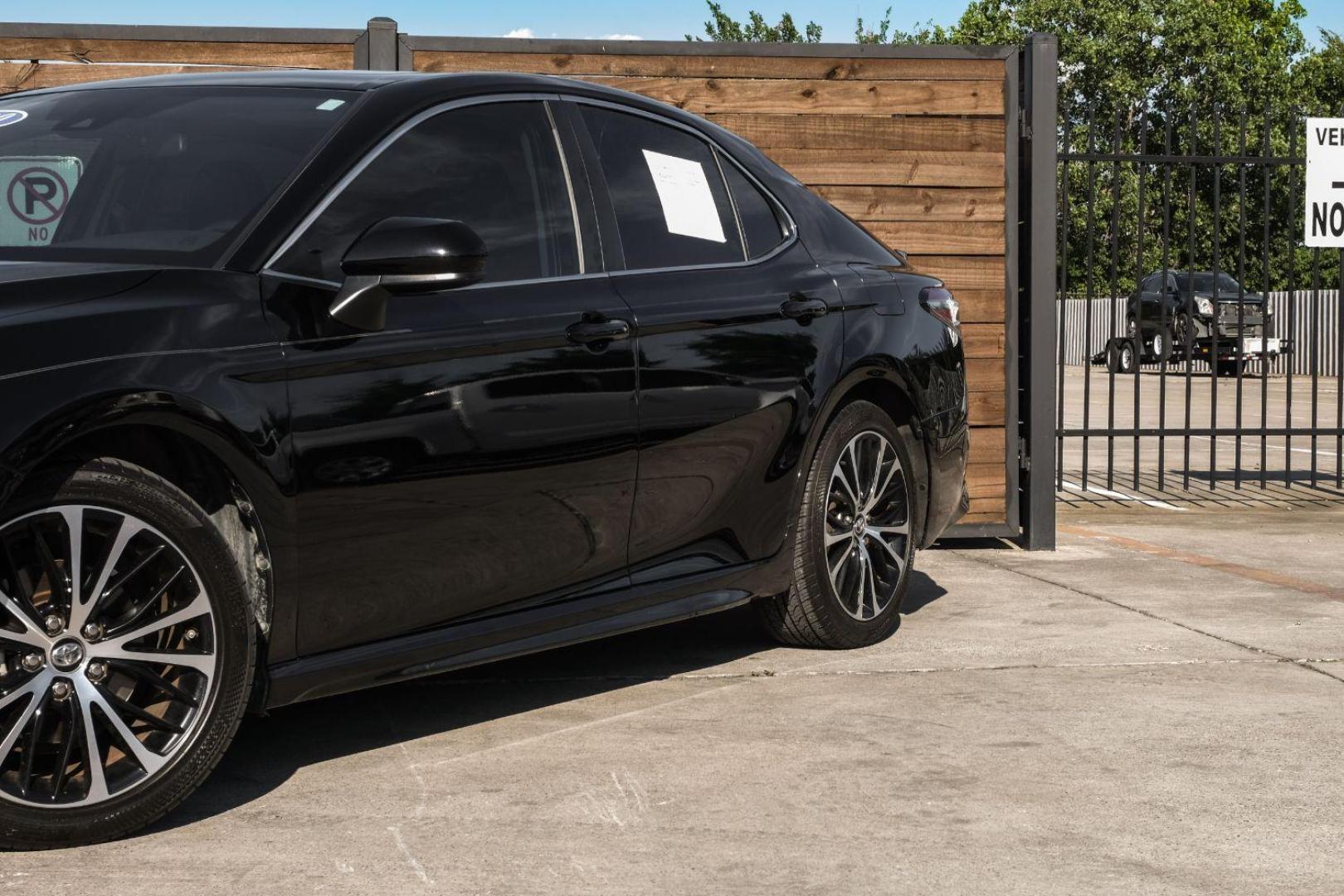 2019 black Toyota Camry SE (4T1B11HK5KU) with an 2.5L L4 DOHC 16V engine, 8-Speed Automatic transmission, located at 2401 E Main St., Grand Prairie, TX, 75050, (972) 262-4440, 32.748981, -96.969643 - Photo#6