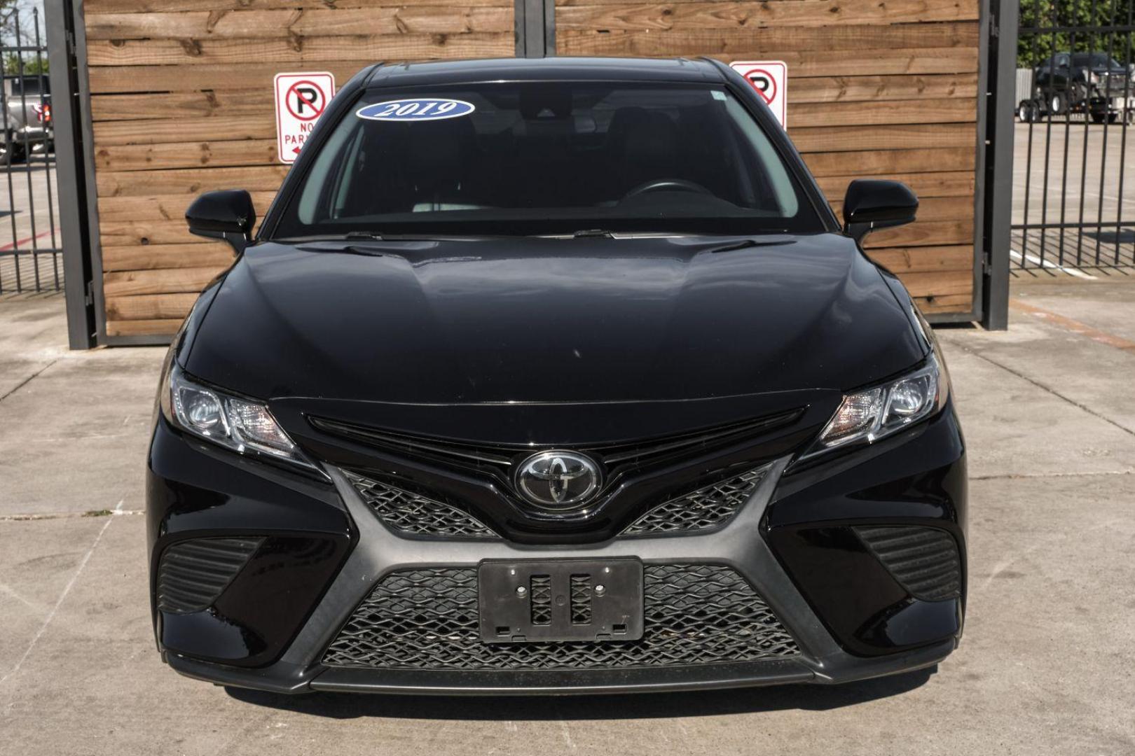 2019 black Toyota Camry SE (4T1B11HK5KU) with an 2.5L L4 DOHC 16V engine, 8-Speed Automatic transmission, located at 2401 E Main St., Grand Prairie, TX, 75050, (972) 262-4440, 32.748981, -96.969643 - Photo#7