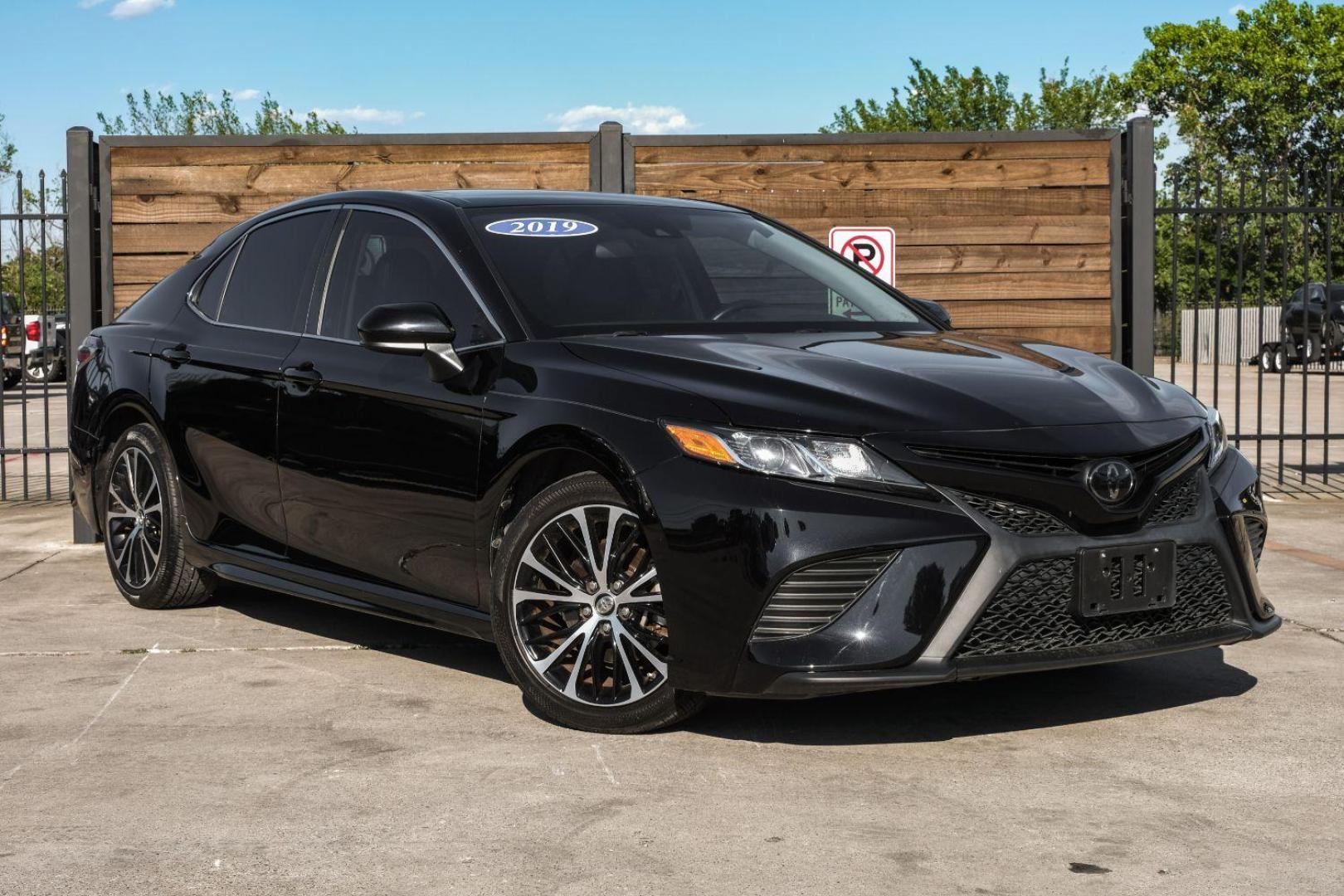 2019 black Toyota Camry SE (4T1B11HK5KU) with an 2.5L L4 DOHC 16V engine, 8-Speed Automatic transmission, located at 2401 E Main St., Grand Prairie, TX, 75050, (972) 262-4440, 32.748981, -96.969643 - Photo#8