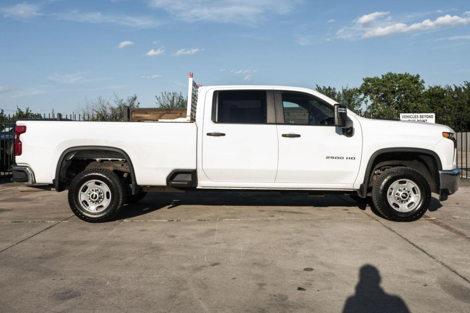 2021 WHITE Chevrolet Silverado 2500HD CREW CAB PICKUP 4-DR (1GC1WLE76MF) with an 6.6L V8 OHV 16V engine, 6-Speed Automatic transmission, located at 2401 E Main St., Grand Prairie, TX, 75050, (972) 262-4440, 32.748981, -96.969643 - Photo#10