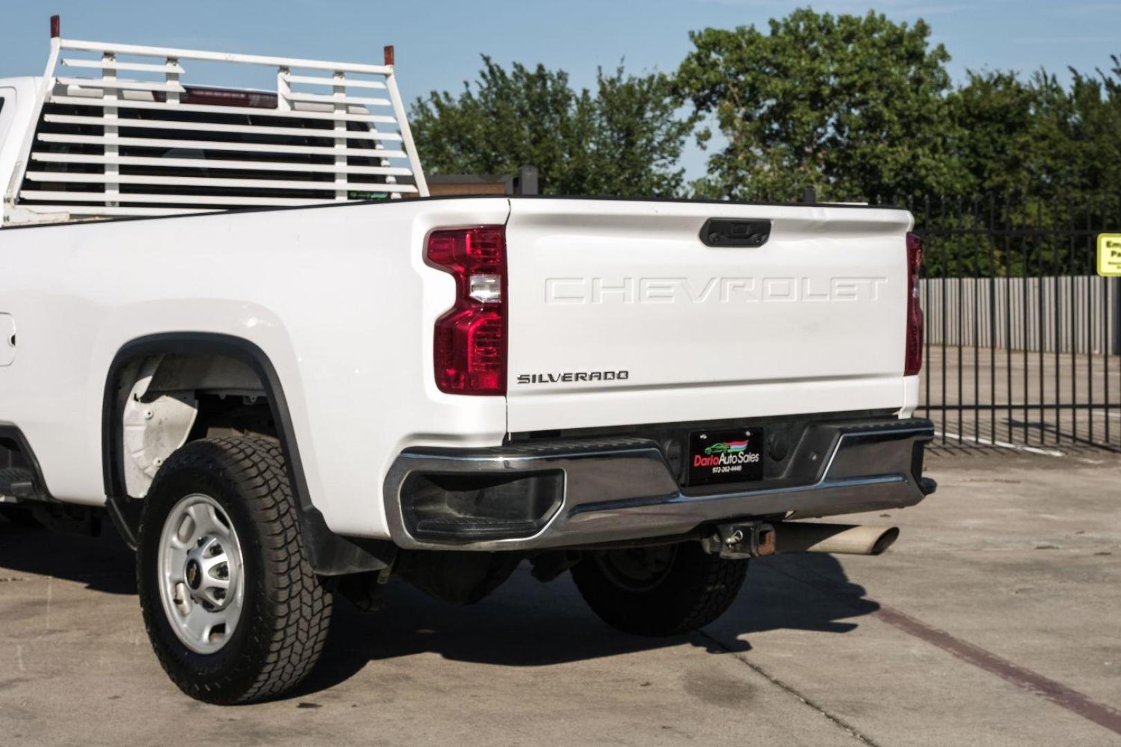 2021 WHITE Chevrolet Silverado 2500HD CREW CAB PICKUP 4-DR (1GC1WLE76MF) with an 6.6L V8 OHV 16V engine, 6-Speed Automatic transmission, located at 2401 E Main St., Grand Prairie, TX, 75050, (972) 262-4440, 32.748981, -96.969643 - Photo#18