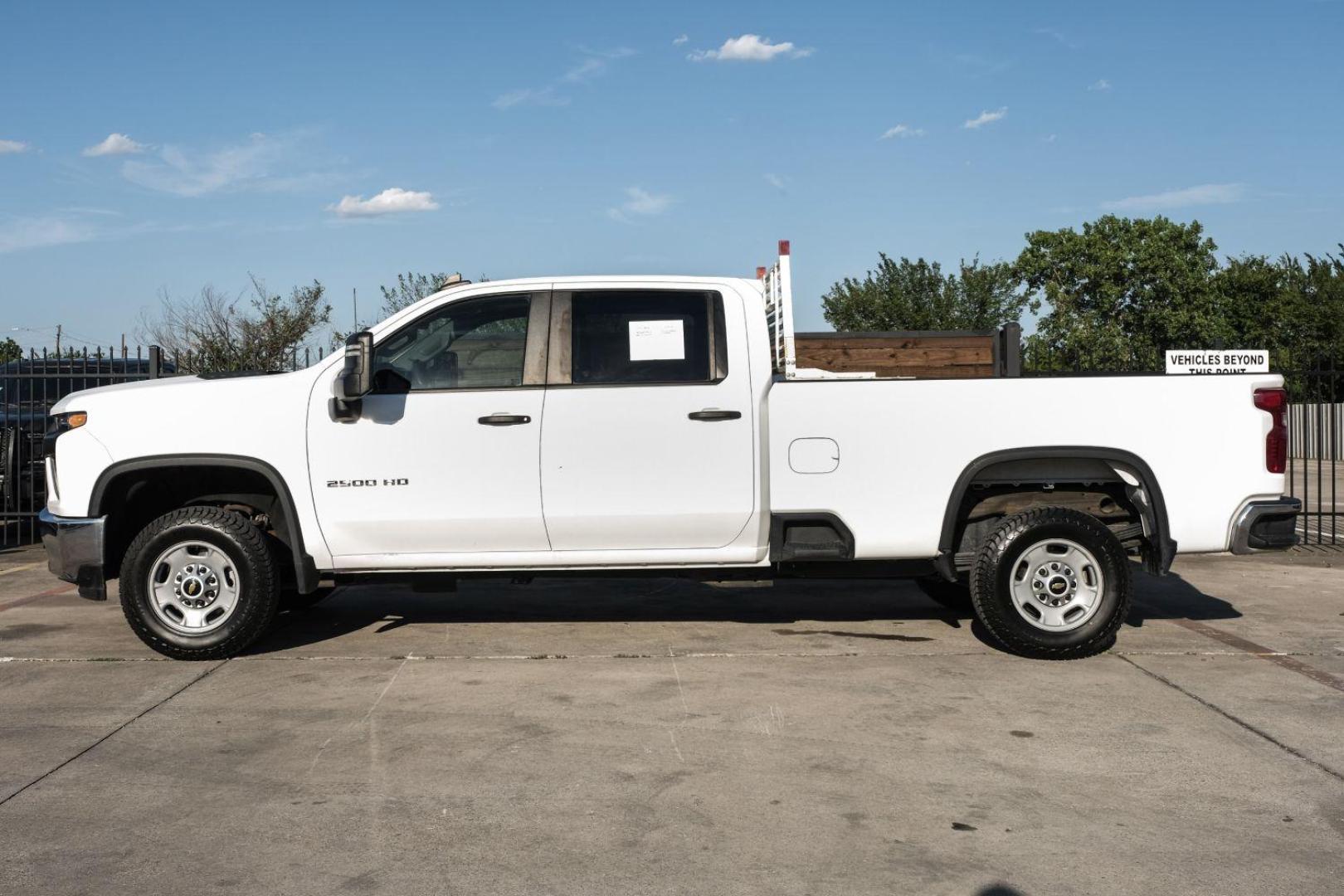 2021 WHITE Chevrolet Silverado 2500HD CREW CAB PICKUP 4-DR (1GC1WLE76MF) with an 6.6L V8 OHV 16V engine, 6-Speed Automatic transmission, located at 2401 E Main St., Grand Prairie, TX, 75050, (972) 262-4440, 32.748981, -96.969643 - Photo#19