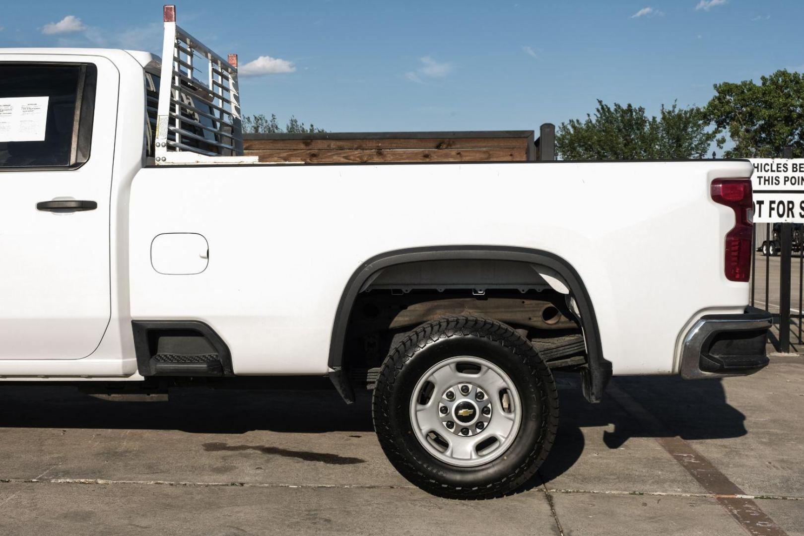 2021 WHITE Chevrolet Silverado 2500HD CREW CAB PICKUP 4-DR (1GC1WLE76MF) with an 6.6L V8 OHV 16V engine, 6-Speed Automatic transmission, located at 2401 E Main St., Grand Prairie, TX, 75050, (972) 262-4440, 32.748981, -96.969643 - Photo#21