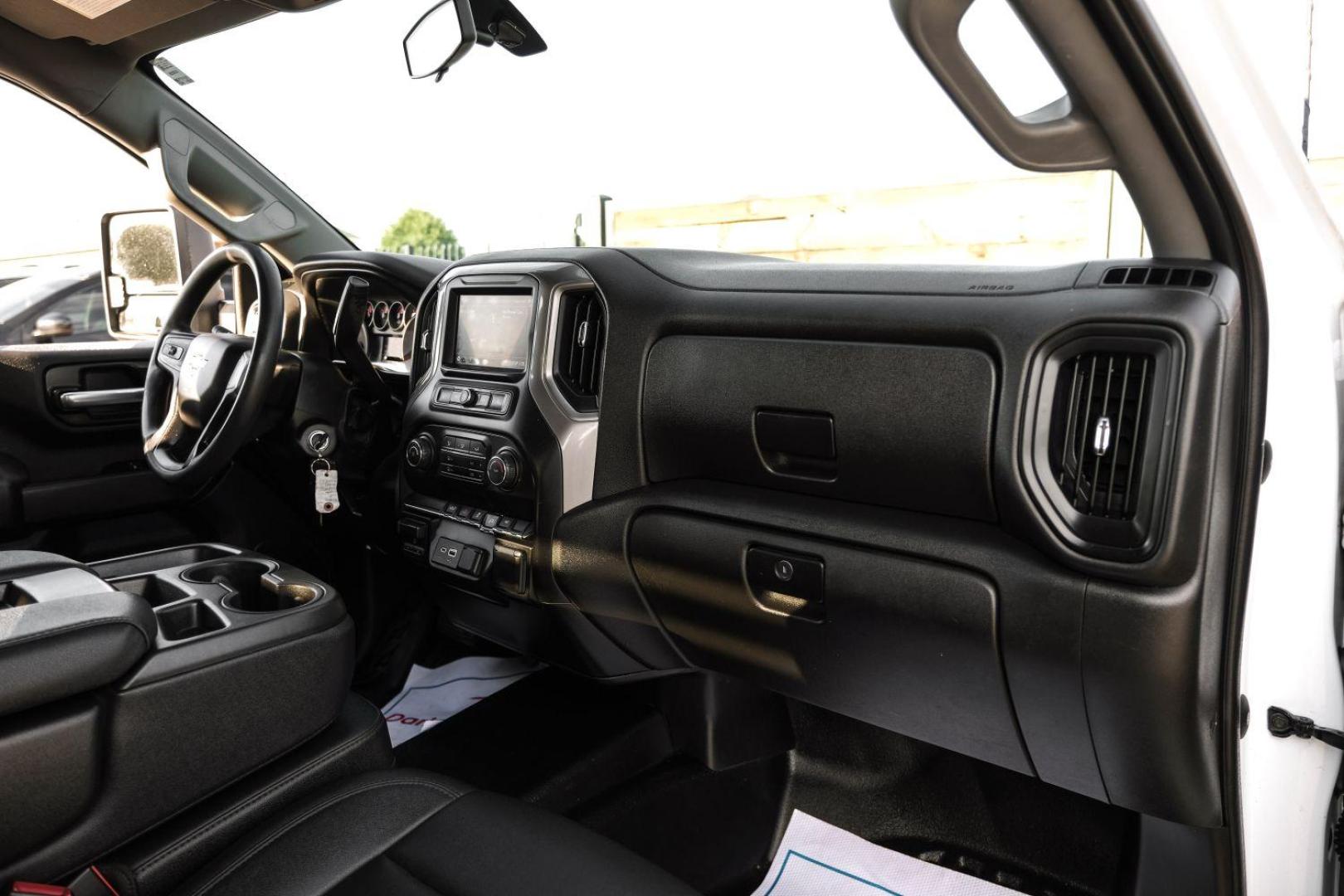 2021 WHITE Chevrolet Silverado 2500HD CREW CAB PICKUP 4-DR (1GC1WLE76MF) with an 6.6L V8 OHV 16V engine, 6-Speed Automatic transmission, located at 2401 E Main St., Grand Prairie, TX, 75050, (972) 262-4440, 32.748981, -96.969643 - Photo#22