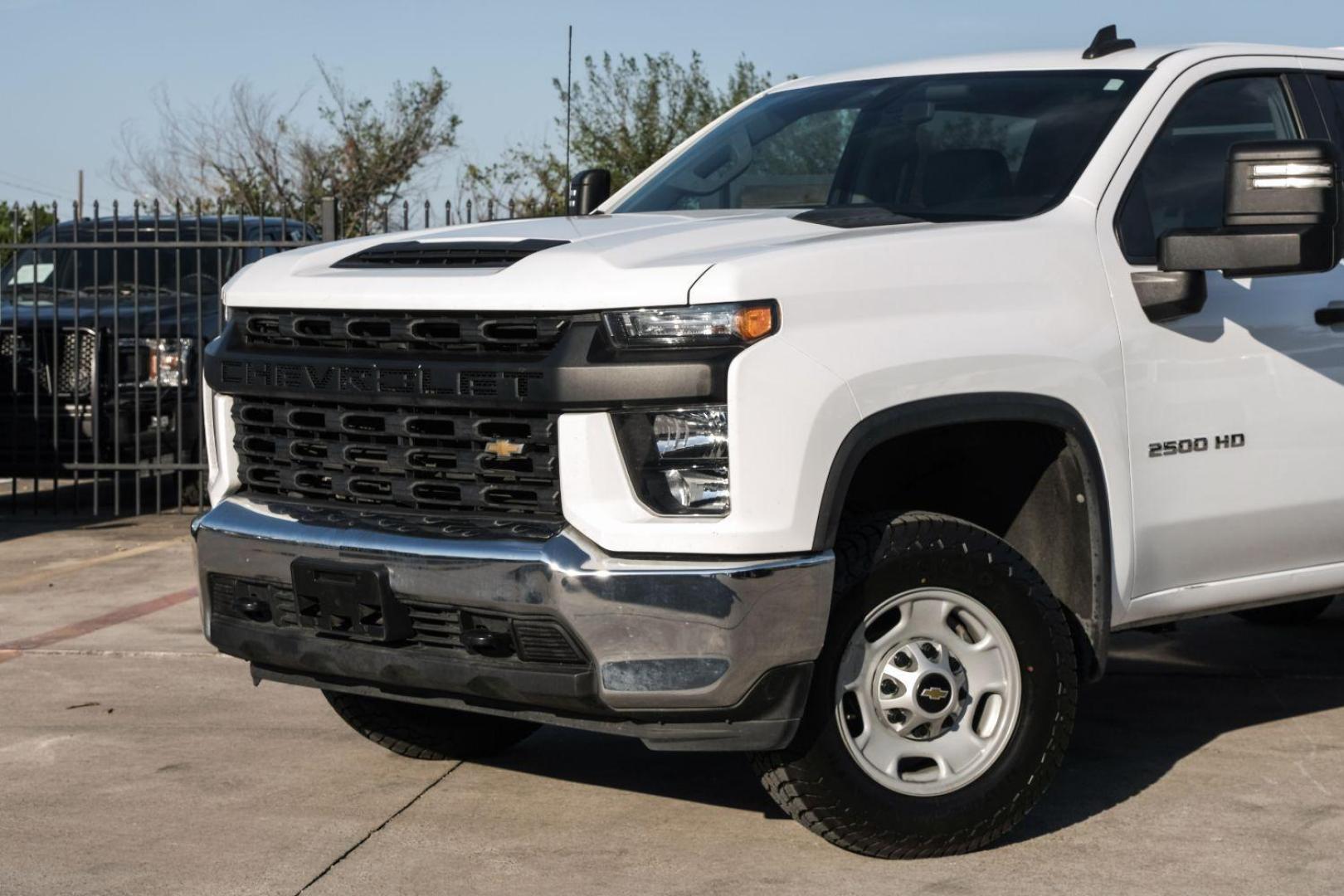 2021 WHITE Chevrolet Silverado 2500HD CREW CAB PICKUP 4-DR (1GC1WLE76MF) with an 6.6L V8 OHV 16V engine, 6-Speed Automatic transmission, located at 2401 E Main St., Grand Prairie, TX, 75050, (972) 262-4440, 32.748981, -96.969643 - Photo#4