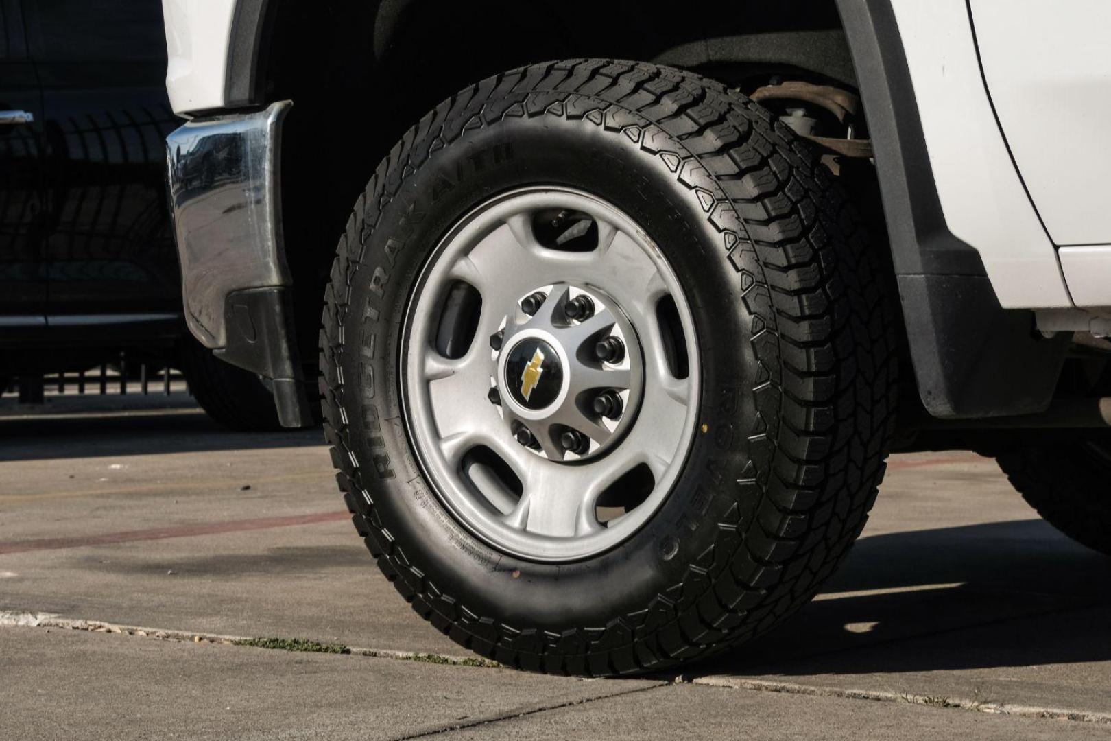 2021 WHITE Chevrolet Silverado 2500HD CREW CAB PICKUP 4-DR (1GC1WLE76MF) with an 6.6L V8 OHV 16V engine, 6-Speed Automatic transmission, located at 2401 E Main St., Grand Prairie, TX, 75050, (972) 262-4440, 32.748981, -96.969643 - Photo#56