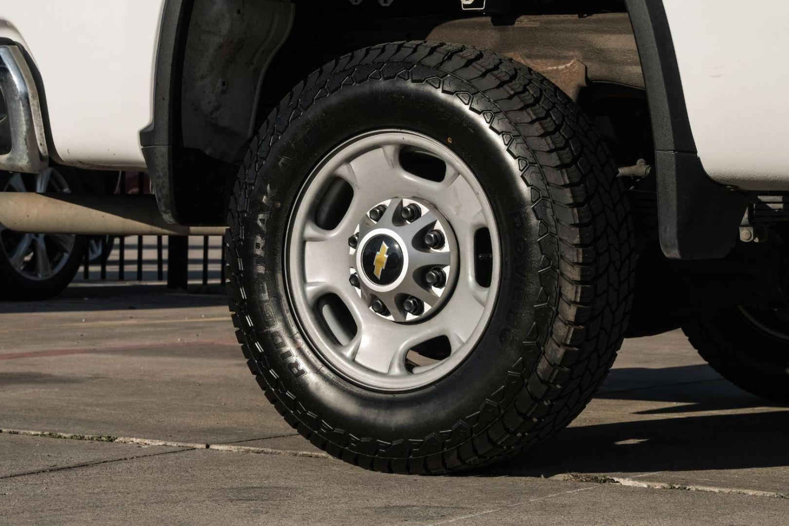 2021 WHITE Chevrolet Silverado 2500HD CREW CAB PICKUP 4-DR (1GC1WLE76MF) with an 6.6L V8 OHV 16V engine, 6-Speed Automatic transmission, located at 2401 E Main St., Grand Prairie, TX, 75050, (972) 262-4440, 32.748981, -96.969643 - Photo#58