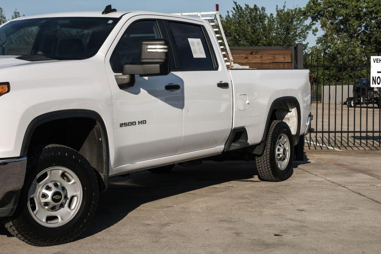 2021 WHITE Chevrolet Silverado 2500HD CREW CAB PICKUP 4-DR (1GC1WLE76MF) with an 6.6L V8 OHV 16V engine, 6-Speed Automatic transmission, located at 2401 E Main St., Grand Prairie, TX, 75050, (972) 262-4440, 32.748981, -96.969643 - Photo#5