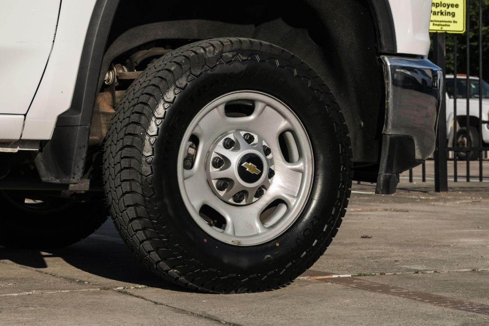 2021 WHITE Chevrolet Silverado 2500HD CREW CAB PICKUP 4-DR (1GC1WLE76MF) with an 6.6L V8 OHV 16V engine, 6-Speed Automatic transmission, located at 2401 E Main St., Grand Prairie, TX, 75050, (972) 262-4440, 32.748981, -96.969643 - Photo#59