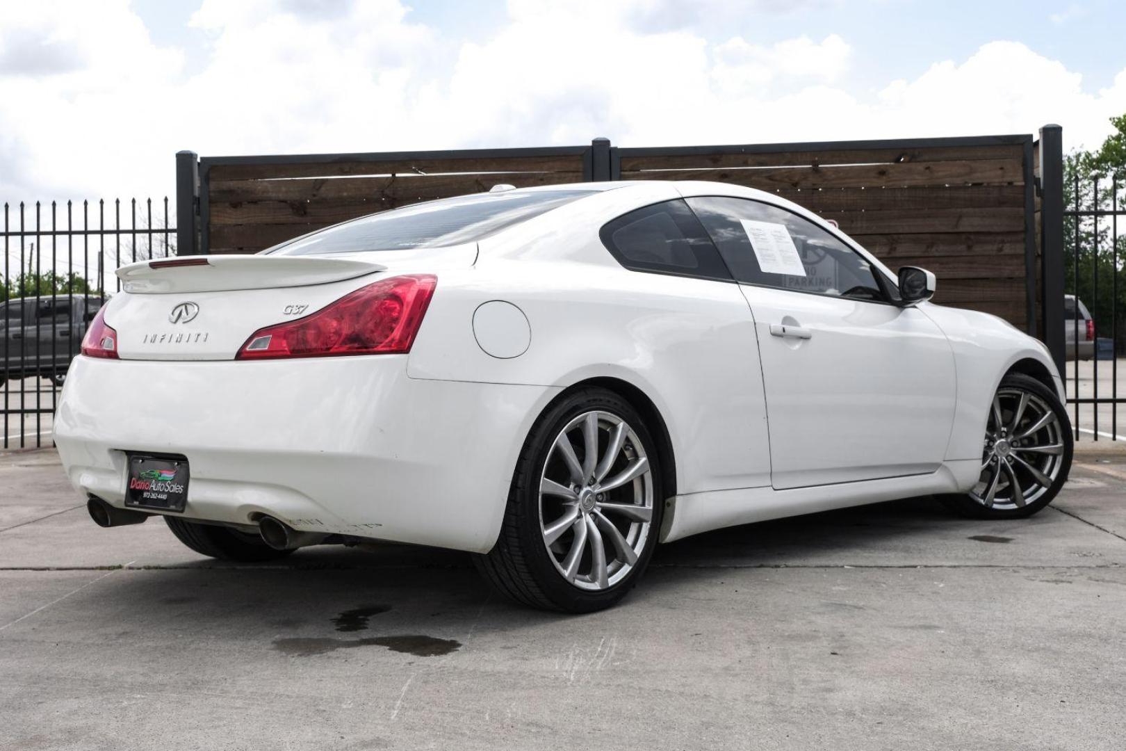 2008 WHITE Infiniti G37 COUPE 2-DR (JNKCV64E08M) with an 3.7L V6 DOHC 24V engine, 5-Speed Automatic transmission, located at 2401 E Main St., Grand Prairie, TX, 75050, (972) 262-4440, 32.748981, -96.969643 - Photo#12