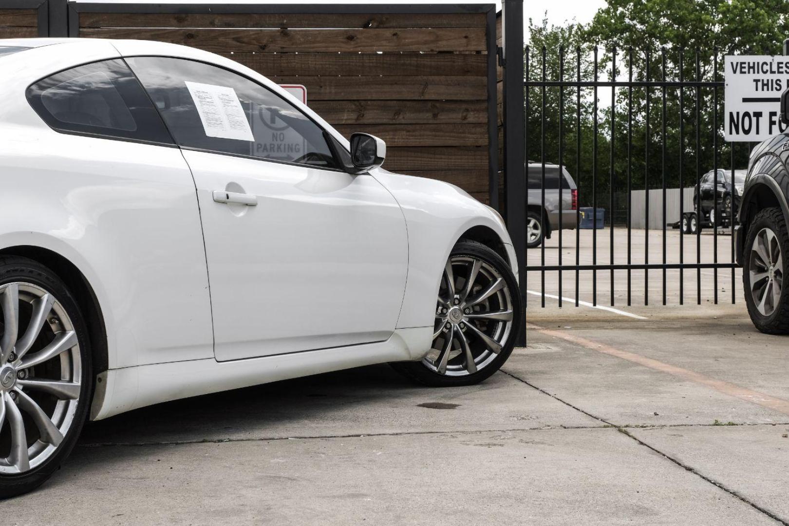 2008 WHITE Infiniti G37 COUPE 2-DR (JNKCV64E08M) with an 3.7L V6 DOHC 24V engine, 5-Speed Automatic transmission, located at 2401 E Main St., Grand Prairie, TX, 75050, (972) 262-4440, 32.748981, -96.969643 - Photo#14