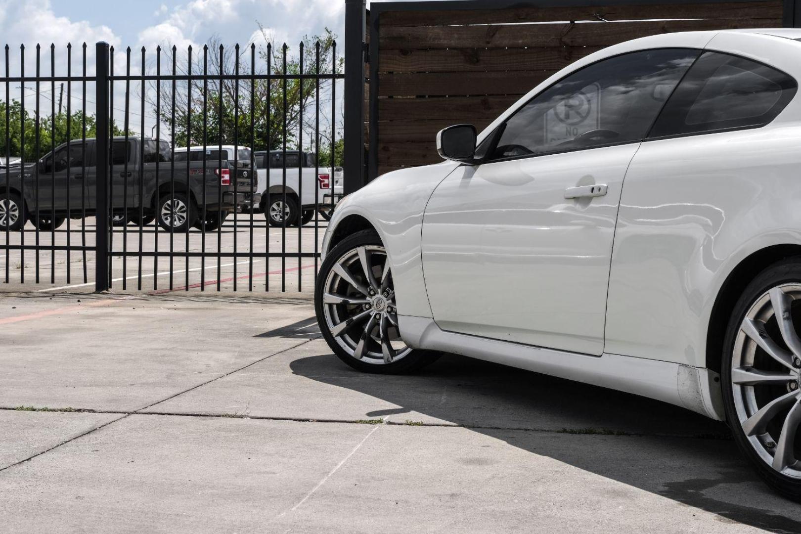 2008 WHITE Infiniti G37 COUPE 2-DR (JNKCV64E08M) with an 3.7L V6 DOHC 24V engine, 5-Speed Automatic transmission, located at 2401 E Main St., Grand Prairie, TX, 75050, (972) 262-4440, 32.748981, -96.969643 - Photo#17