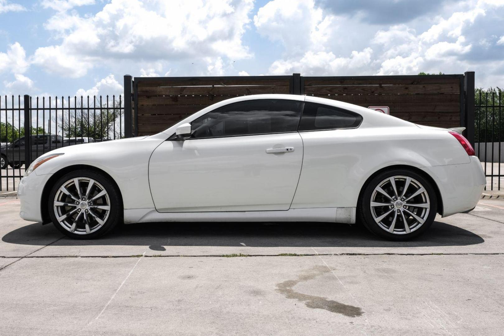 2008 WHITE Infiniti G37 COUPE 2-DR (JNKCV64E08M) with an 3.7L V6 DOHC 24V engine, 5-Speed Automatic transmission, located at 2401 E Main St., Grand Prairie, TX, 75050, (972) 262-4440, 32.748981, -96.969643 - Photo#19