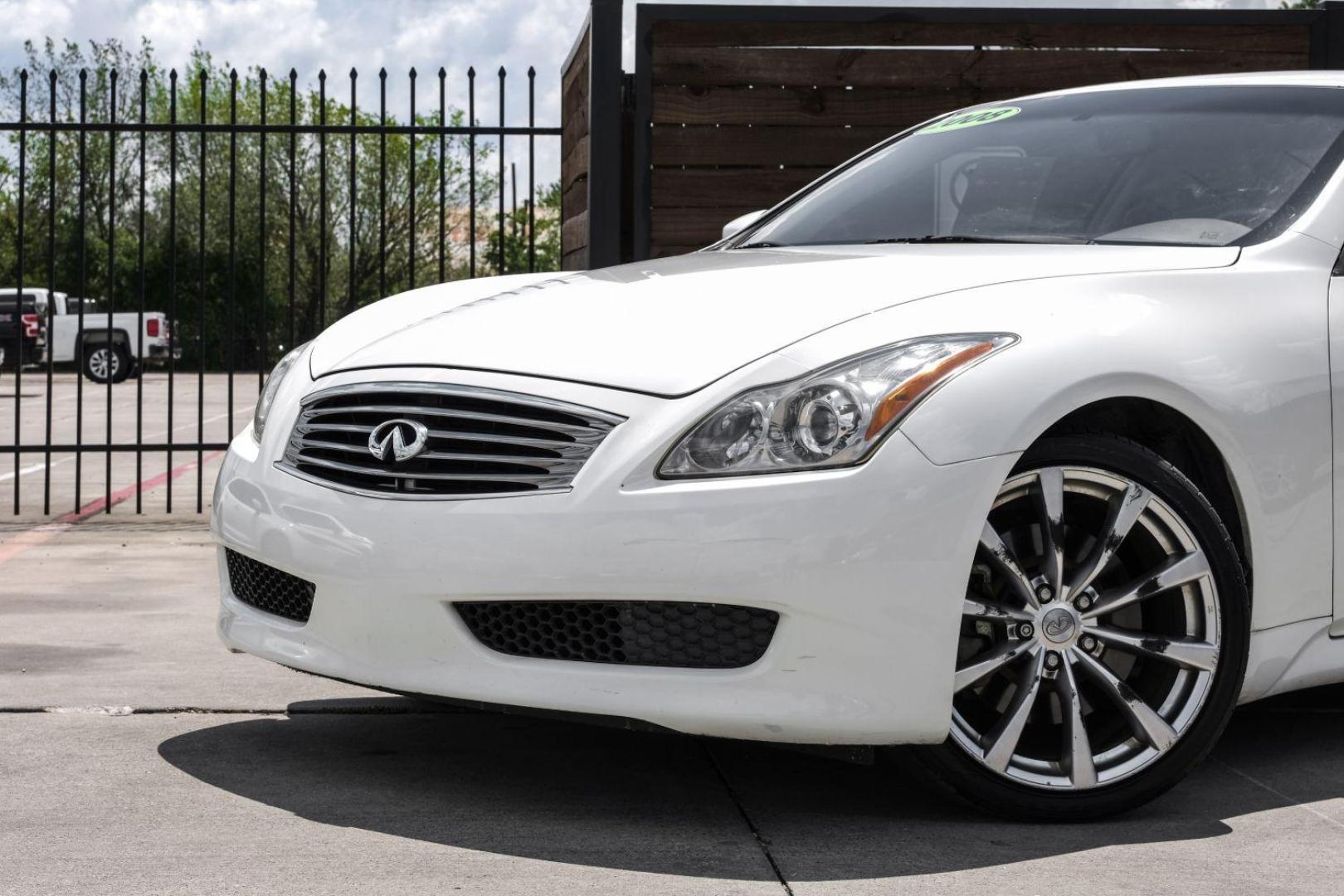 2008 WHITE Infiniti G37 COUPE 2-DR (JNKCV64E08M) with an 3.7L V6 DOHC 24V engine, 5-Speed Automatic transmission, located at 2401 E Main St., Grand Prairie, TX, 75050, (972) 262-4440, 32.748981, -96.969643 - Photo#5