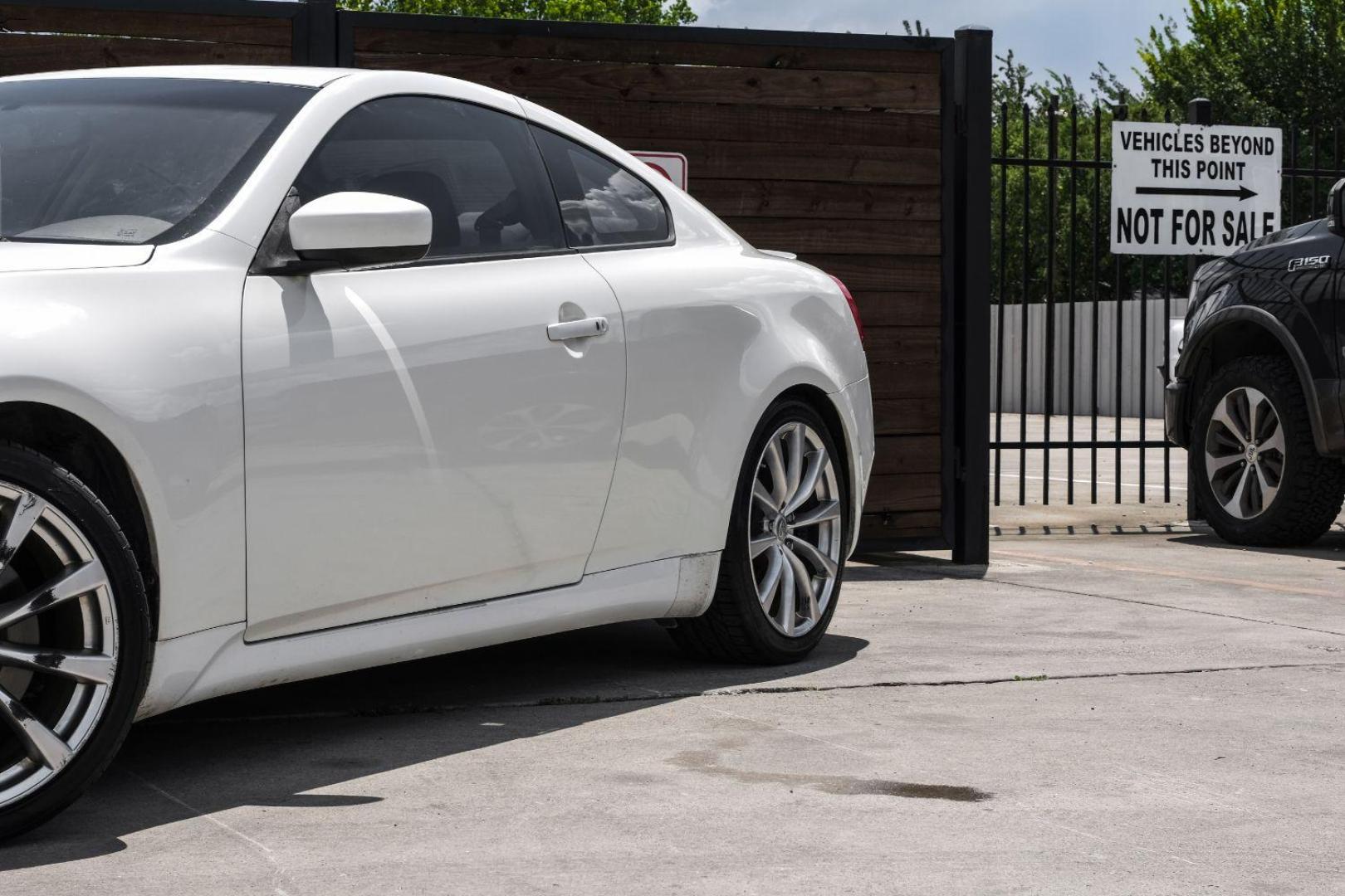 2008 WHITE Infiniti G37 COUPE 2-DR (JNKCV64E08M) with an 3.7L V6 DOHC 24V engine, 5-Speed Automatic transmission, located at 2401 E Main St., Grand Prairie, TX, 75050, (972) 262-4440, 32.748981, -96.969643 - Photo#6