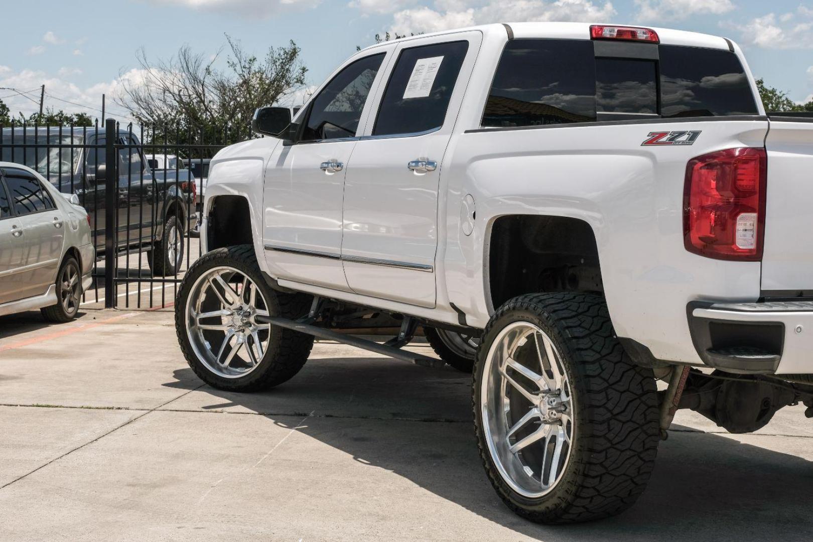 2017 WHITE Chevrolet Silverado 1500 LTZ Crew Cab 4WD (3GCUKSEC5HG) with an 5.3L V8 OHV 16V engine, 6-Speed Automatic transmission, located at 2401 E Main St., Grand Prairie, TX, 75050, (972) 262-4440, 32.748981, -96.969643 - Photo#14