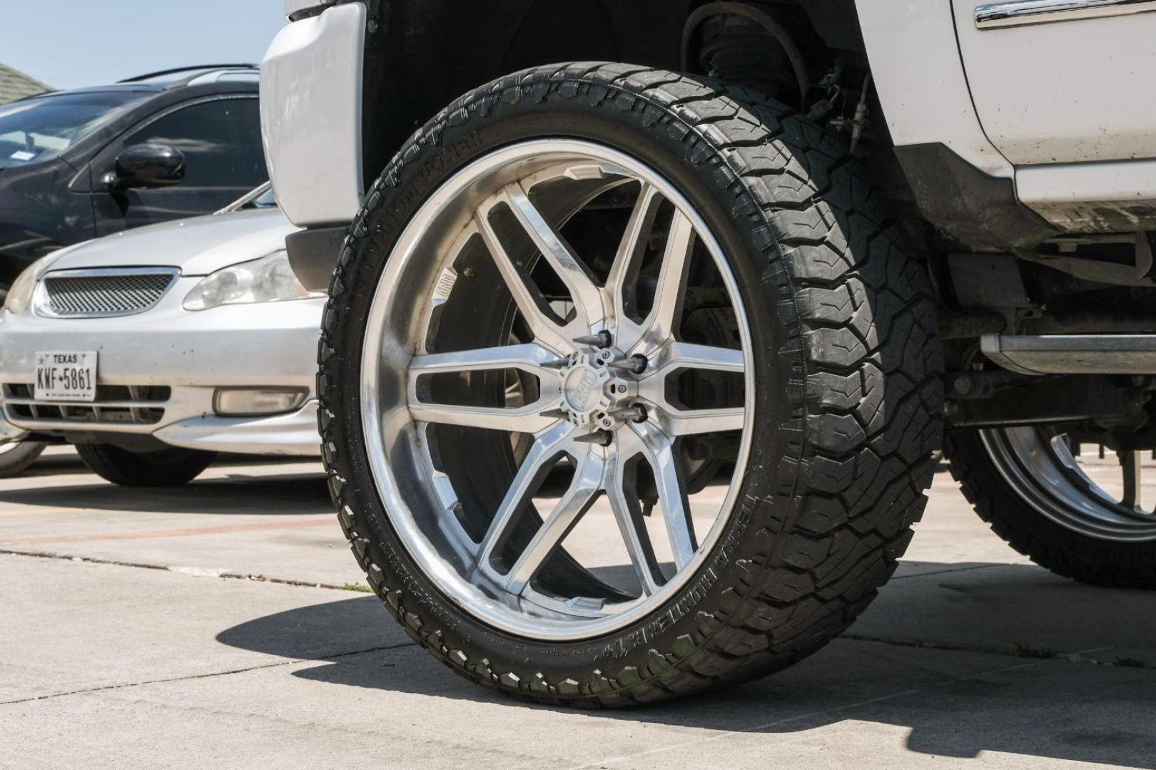 2017 WHITE Chevrolet Silverado 1500 LTZ Crew Cab 4WD (3GCUKSEC5HG) with an 5.3L V8 OHV 16V engine, 6-Speed Automatic transmission, located at 2401 E Main St., Grand Prairie, TX, 75050, (972) 262-4440, 32.748981, -96.969643 - Photo#65