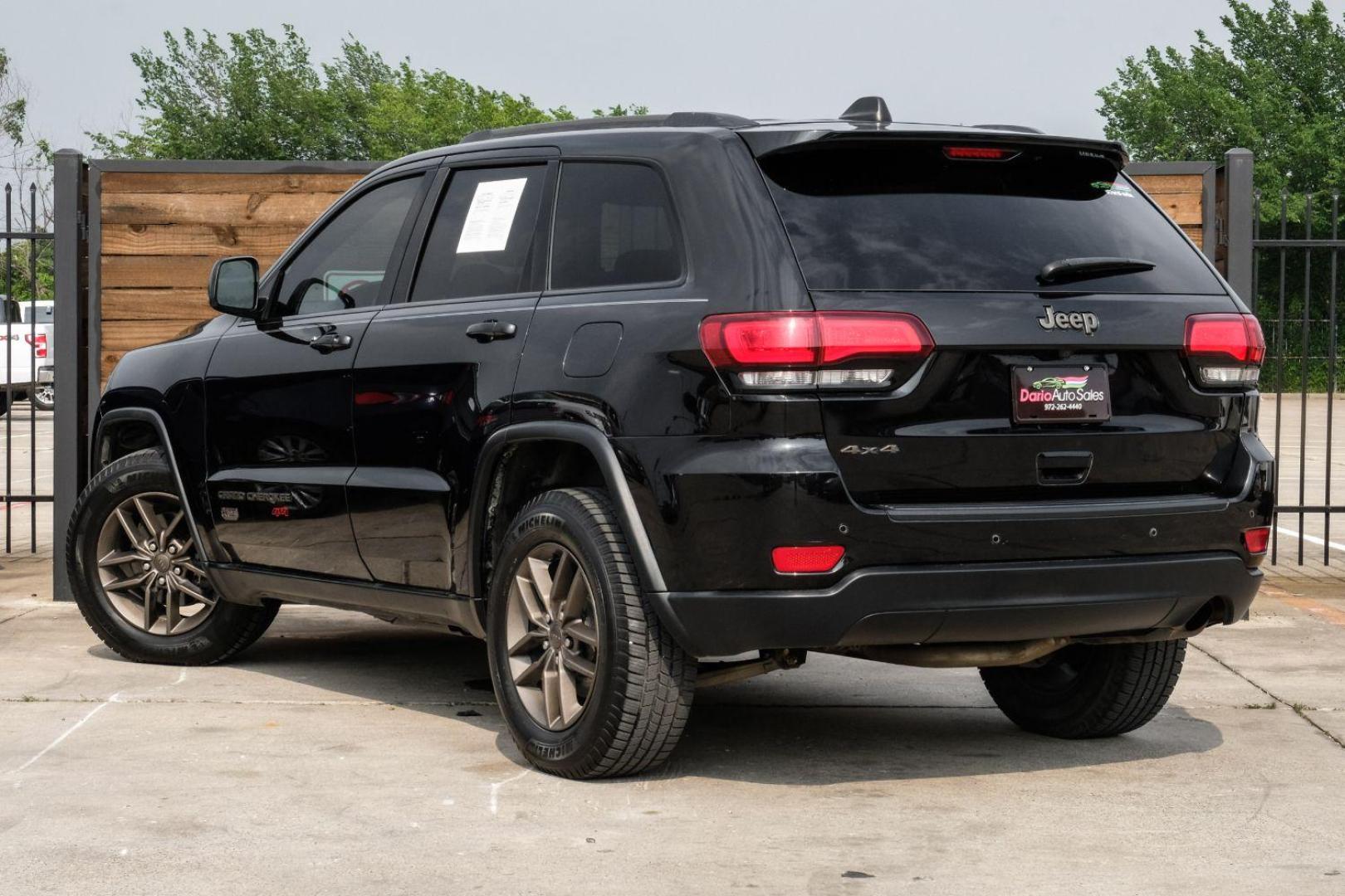 2016 Black Jeep Grand Cherokee Laredo 4WD (1C4RJFAGXGC) with an 3.6L V6 DOHC 24V engine, 8-Speed Automatic transmission, located at 2401 E Main St., Grand Prairie, TX, 75050, (972) 262-4440, 32.748981, -96.969643 - Photo#12