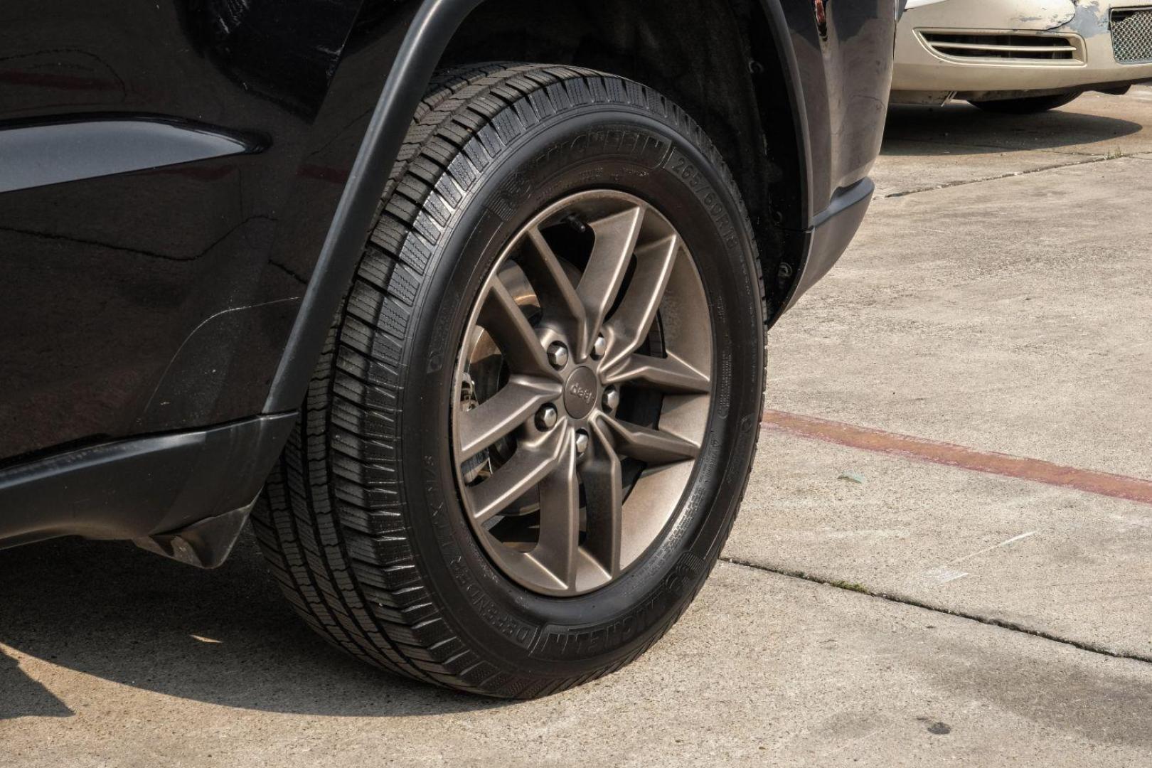 2016 Black Jeep Grand Cherokee Laredo 4WD (1C4RJFAGXGC) with an 3.6L V6 DOHC 24V engine, 8-Speed Automatic transmission, located at 2401 E Main St., Grand Prairie, TX, 75050, (972) 262-4440, 32.748981, -96.969643 - Photo#46