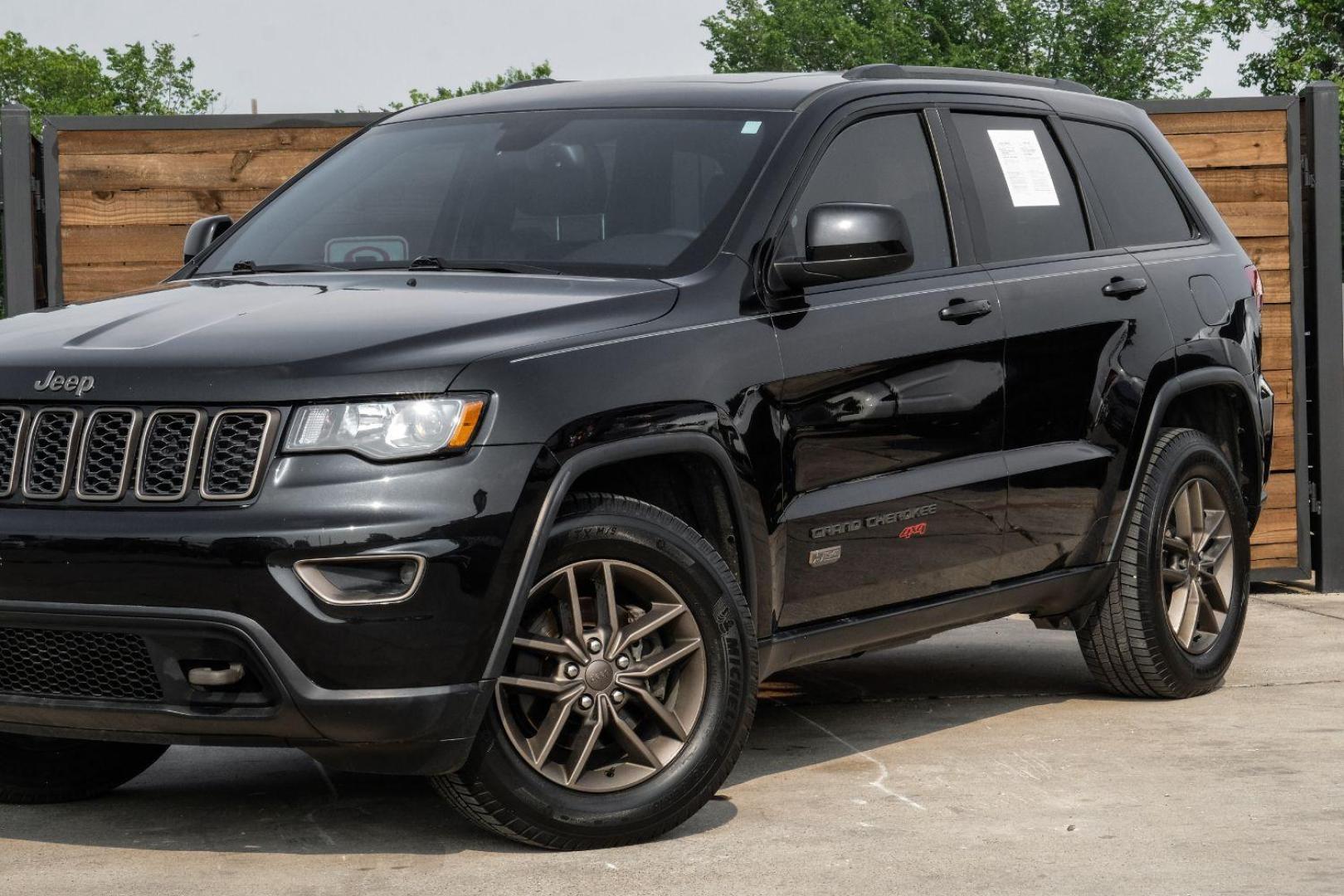 2016 Black Jeep Grand Cherokee Laredo 4WD (1C4RJFAGXGC) with an 3.6L V6 DOHC 24V engine, 8-Speed Automatic transmission, located at 2401 E Main St., Grand Prairie, TX, 75050, (972) 262-4440, 32.748981, -96.969643 - Photo#6