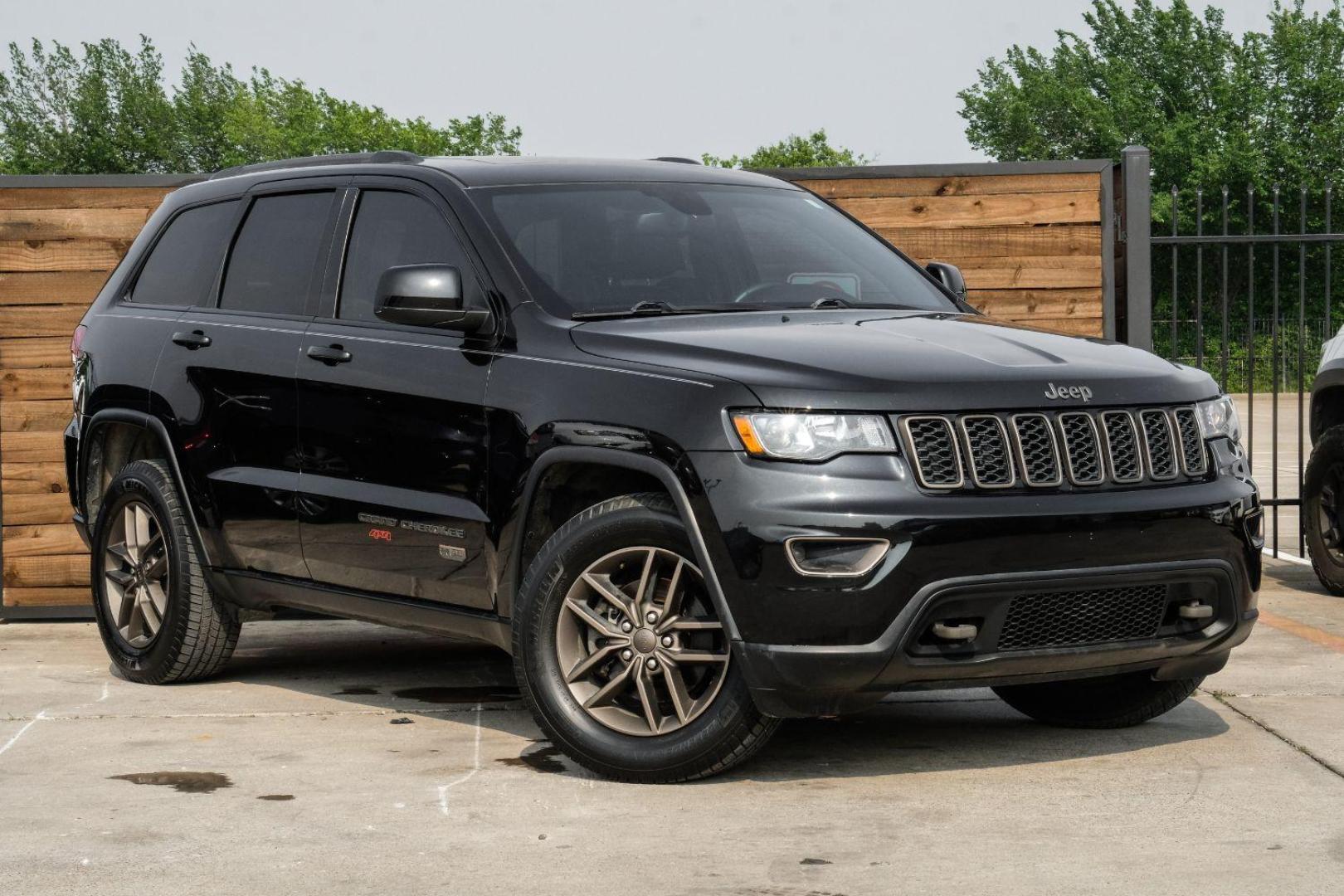 2016 Black Jeep Grand Cherokee Laredo 4WD (1C4RJFAGXGC) with an 3.6L V6 DOHC 24V engine, 8-Speed Automatic transmission, located at 2401 E Main St., Grand Prairie, TX, 75050, (972) 262-4440, 32.748981, -96.969643 - Photo#8