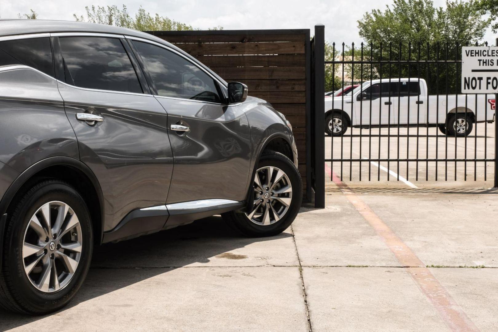 2018 GRAY Nissan Murano S (5N1AZ2MG0JN) with an 3.5L V6 DOHC 24V engine, Continuously Variable Transmission transmission, located at 2401 E Main St., Grand Prairie, TX, 75050, (972) 262-4440, 32.748981, -96.969643 - Photo#13