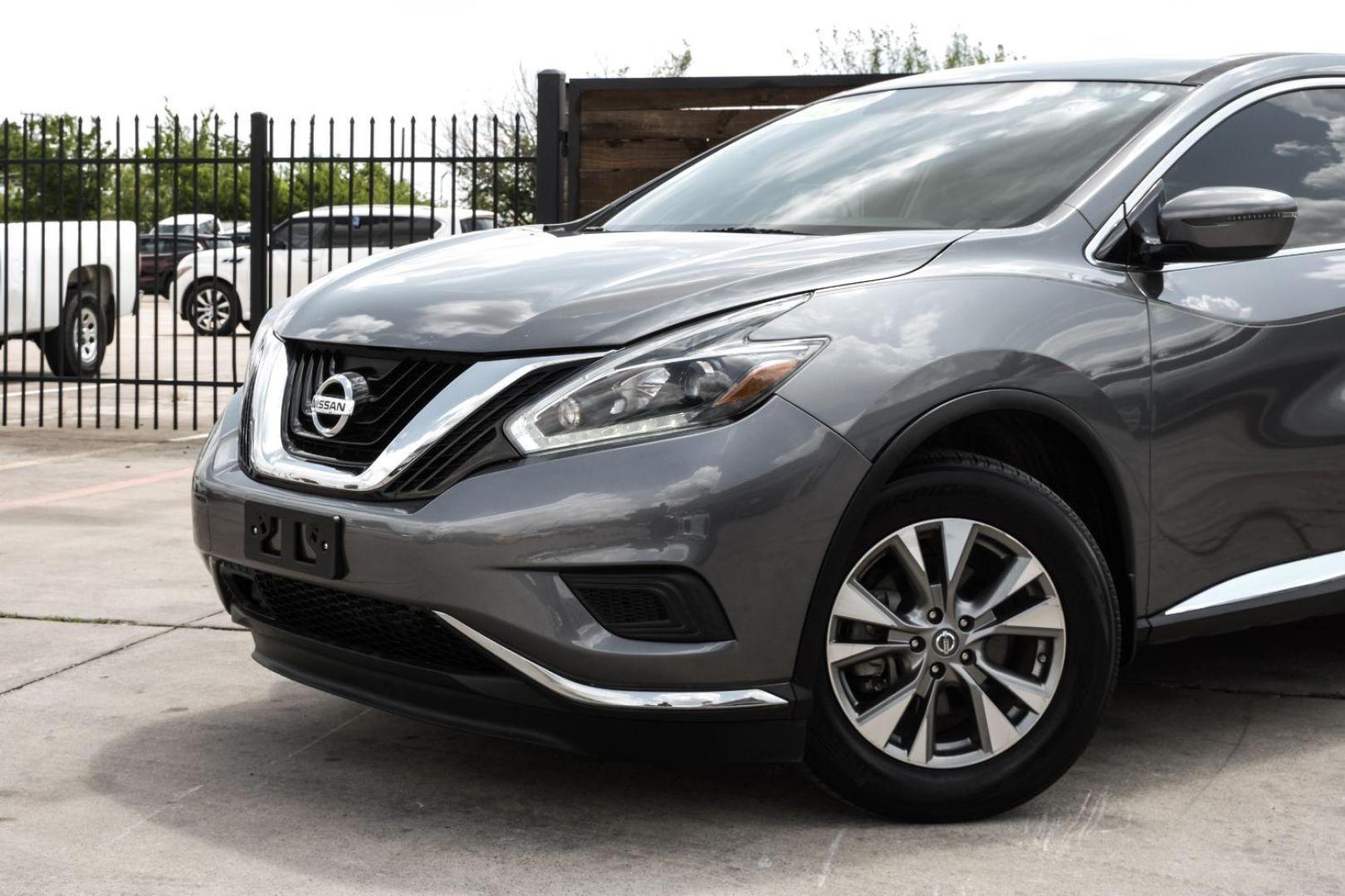 2018 GRAY Nissan Murano S (5N1AZ2MG0JN) with an 3.5L V6 DOHC 24V engine, Continuously Variable Transmission transmission, located at 2401 E Main St., Grand Prairie, TX, 75050, (972) 262-4440, 32.748981, -96.969643 - Photo#4