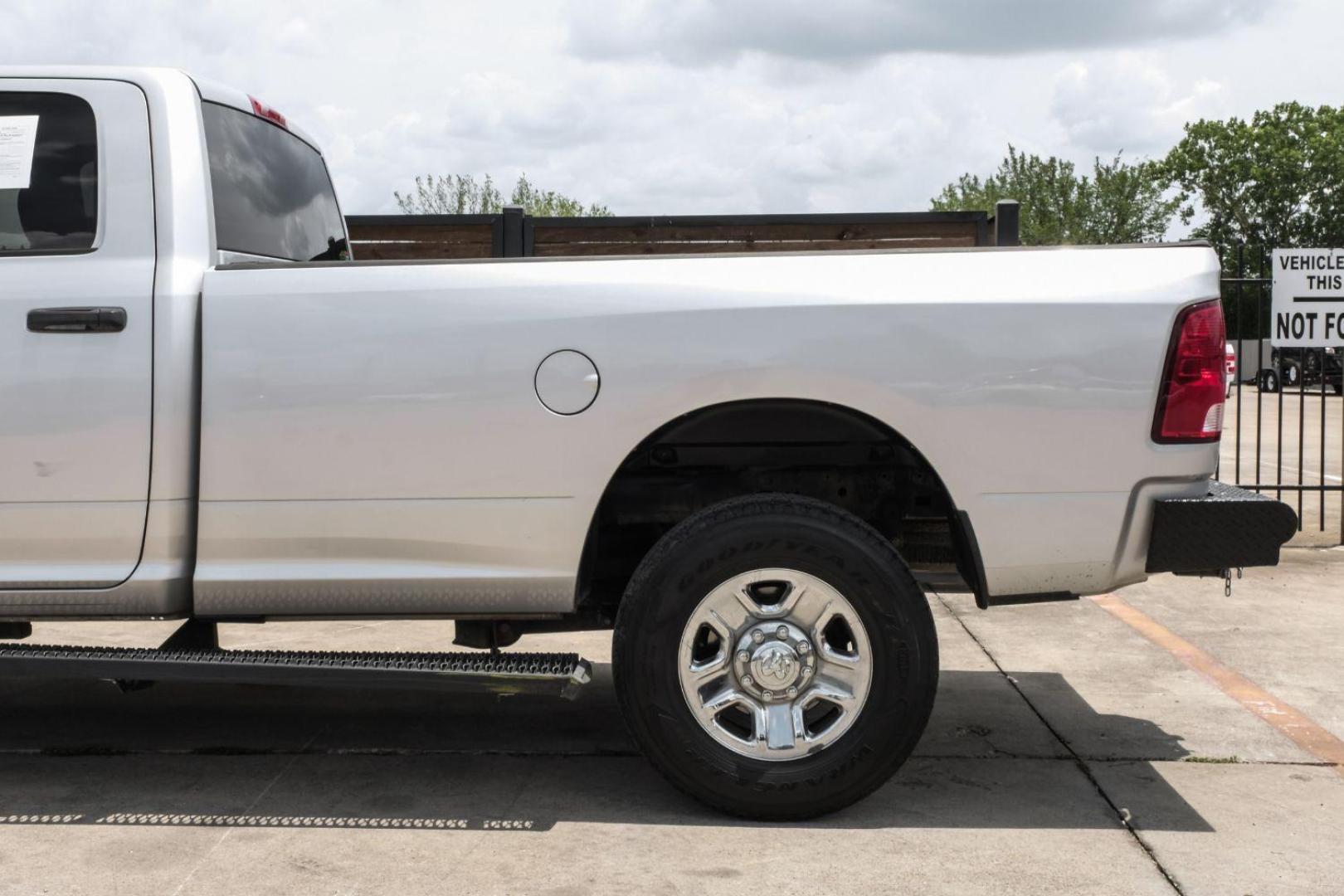 2016 SILVER RAM 2500 Tradesman Crew Cab LWB 4WD (3C6UR5HL7GG) with an 6.7L L6 OHV 24V TURBO DIESEL engine, 6-Speed Automatic transmission, located at 2401 E Main St., Grand Prairie, TX, 75050, (972) 262-4440, 32.748981, -96.969643 - Photo#20